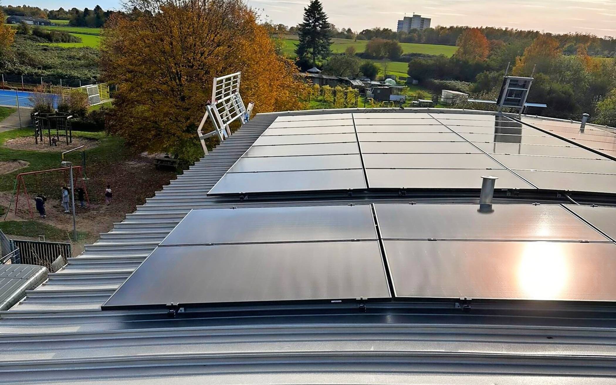 Mit der PV-Anlage auf dem Dach der GGS Mülfort-Dohr ist die Ausbauoffensive auf insgesamt 15 städtischen Gebäuden gestartet.   