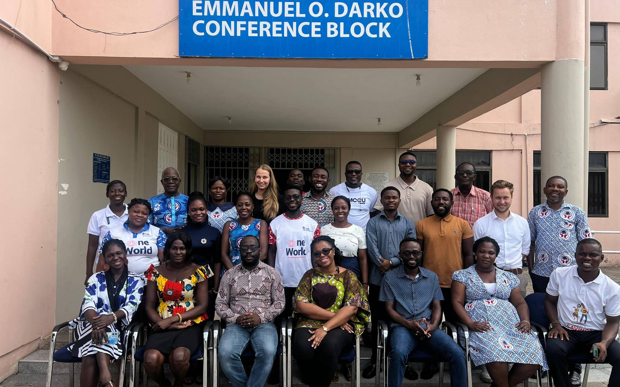 Sparkassen-Mitarbeiter Luca Deja (2. Reihe, 2.v.r.)