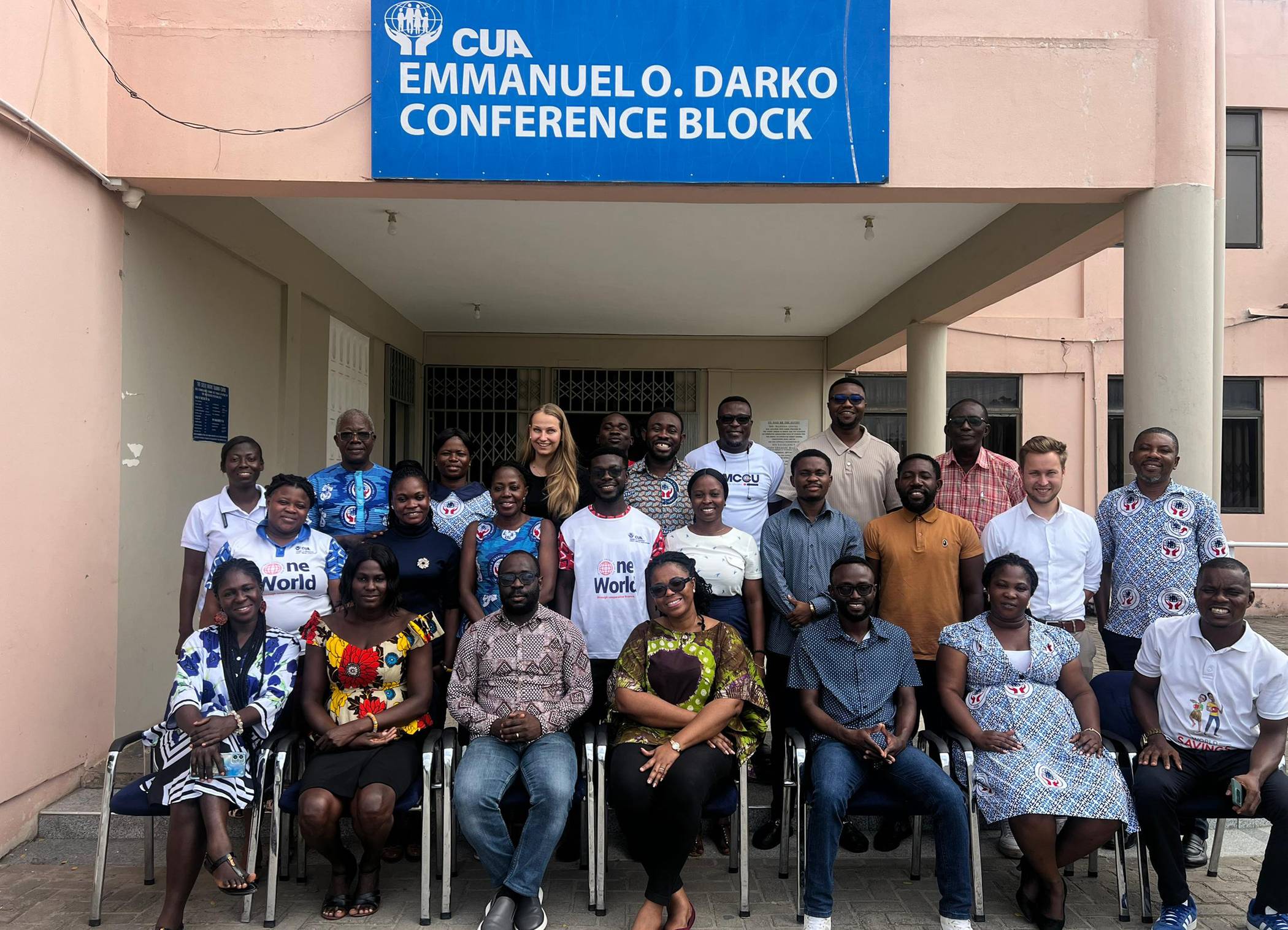 Sparkassen-Mitarbeiter Luca Deja (2. Reihe, 2.v.r.) arbeitete für sechs Wochen in Ghana mit dem Team des ghanaischen Kreditgenossenschafts-Verbands (CUA) zusammen.