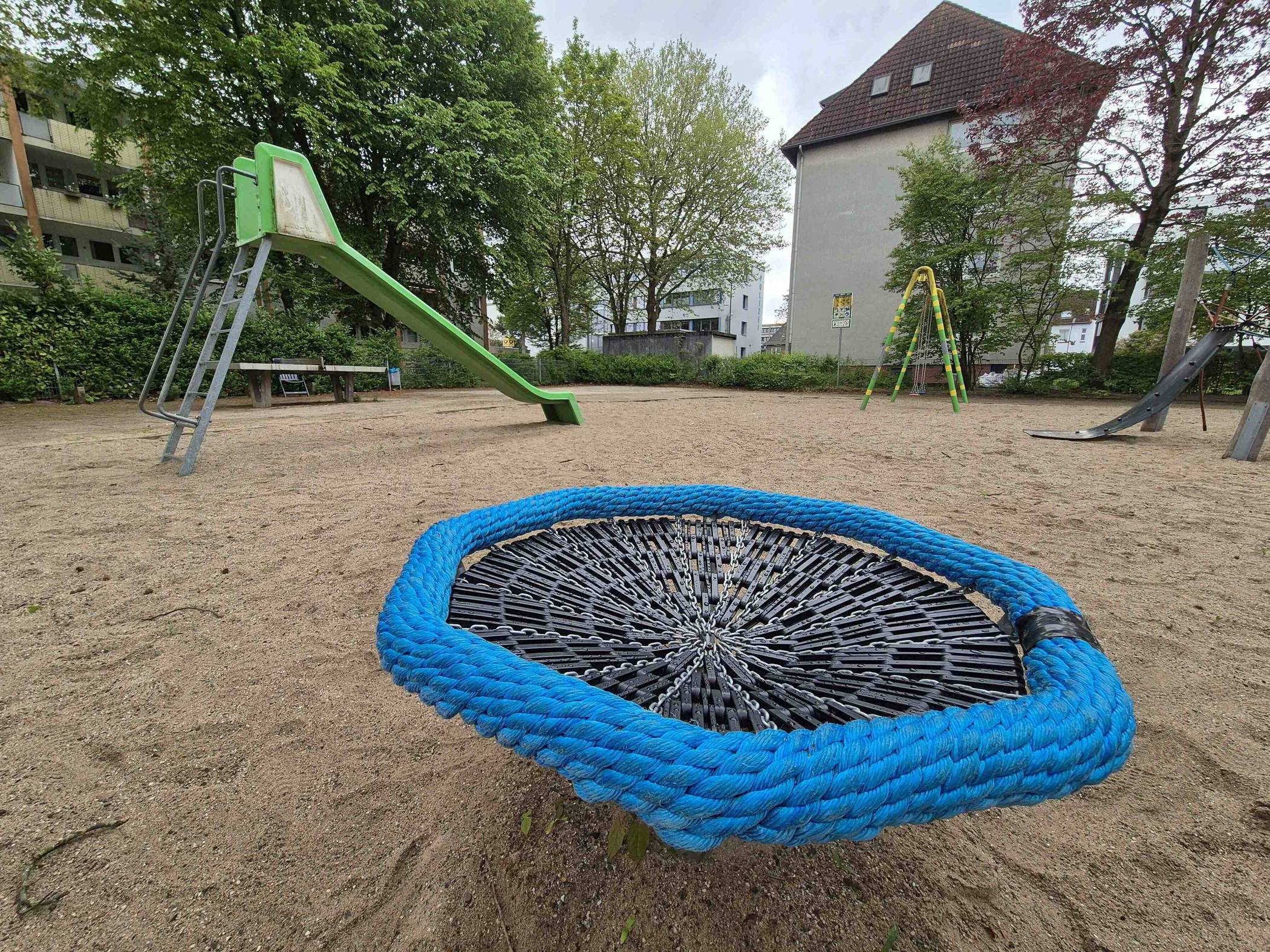  Keine zwei Wochen nach dem Einbau wurde das neue Spielgerät auf dem Spielplatz Kamperdickstraße/Ecke Wilhelmstraße beschädigt. Das Dreh-Gerät musste daraufhin neu bestellt und erneut installiert werden. Kurz nach dem erneuten Einbau wurde das Spielgerät samt Bodenhülse entwendet – und das mitten in einem Wohngebiet. 