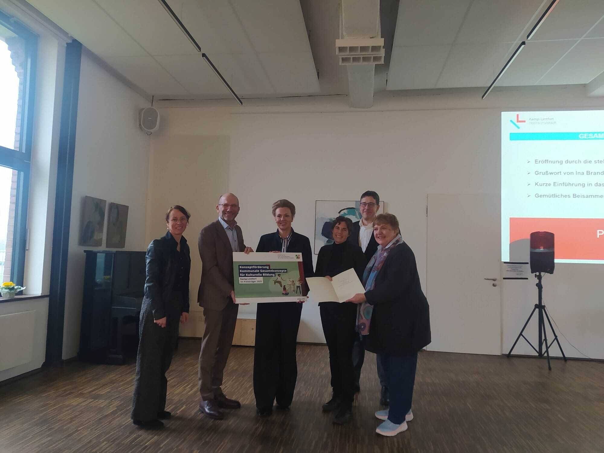  Jennifer Wachtendonk (Mitarbeiterin Kulturbüro), Dr. Christoph Müllmann (Dezernent), Ina Brandes (Ministerin Für Kultur und Wissenschaft des Landes NRW), Susanne Rous (Amtsleitung Kulturbüro), René Schneider (SPD) und Barbara Drese (stellvertretende Bürgermeisterin) 