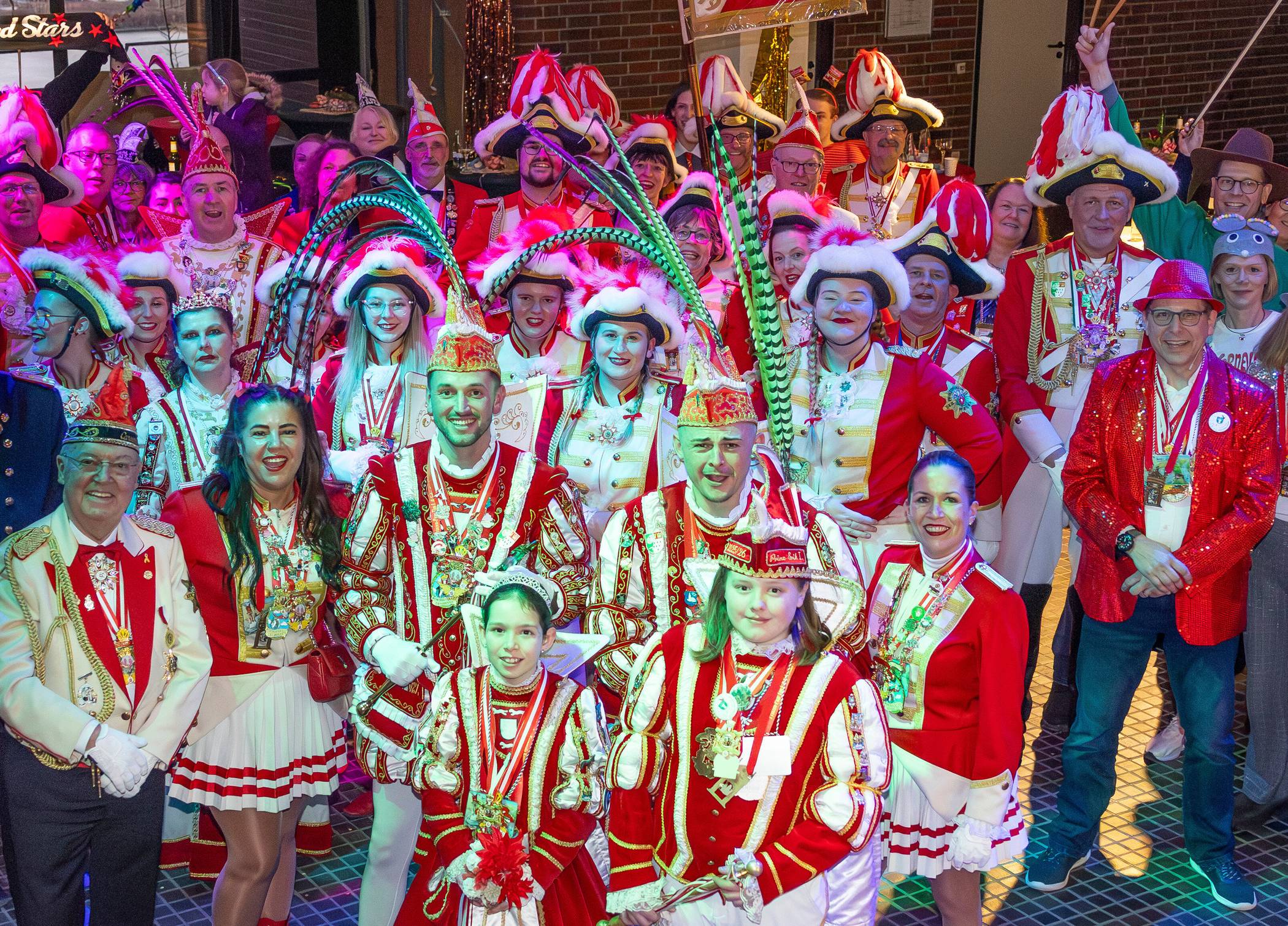 Unter dem diesjährigen Motto „Im Kreis vereint – im Frohsinn verbunden“ lud Landrat Ingo Brohl zahlreiche Vertreterinnen und Vertreter der Karnevalsgesellschaften aus dem gesamten Kreisgebiet sowie politische und verwaltungsinterne Gäste zu einem bunten und abwechslungsreichen närrischen Beisammensein ein.