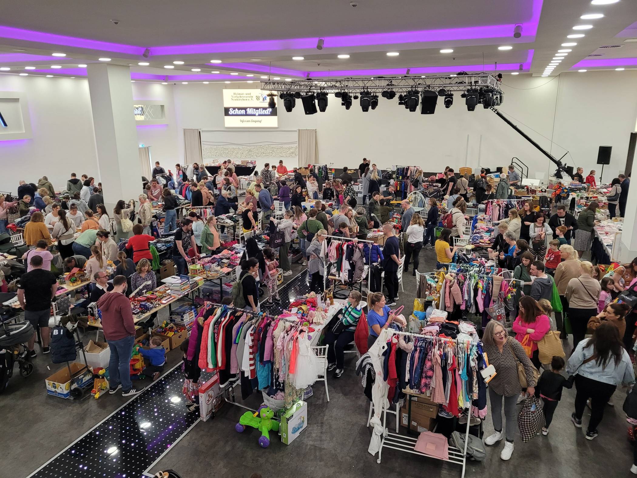 Der Heimat- und Verkehrsverein Neukirchen lädt am Wochenende 14. und 15. März 2026 zu gleich zwei beliebten Trödelveranstaltungen ein.