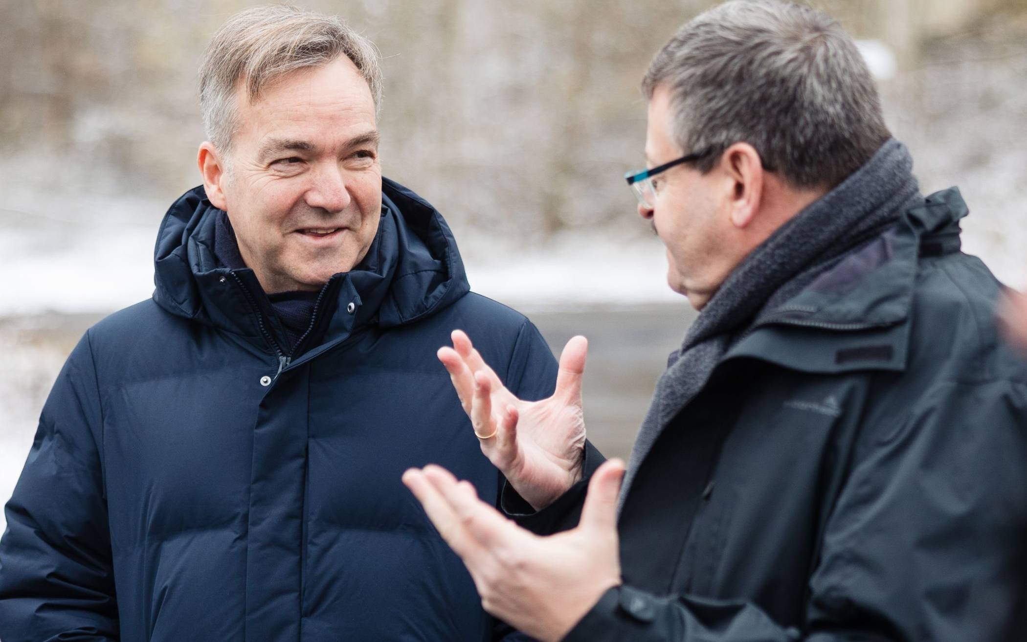  Bürgermeister Christoph Hopp (links) im Gespräch mit Wolfgang Opdenbusch, Geschäftsführer von NEW mobil und aktiv Viersen und NEW mobil und aktiv Mönchengladbach. 