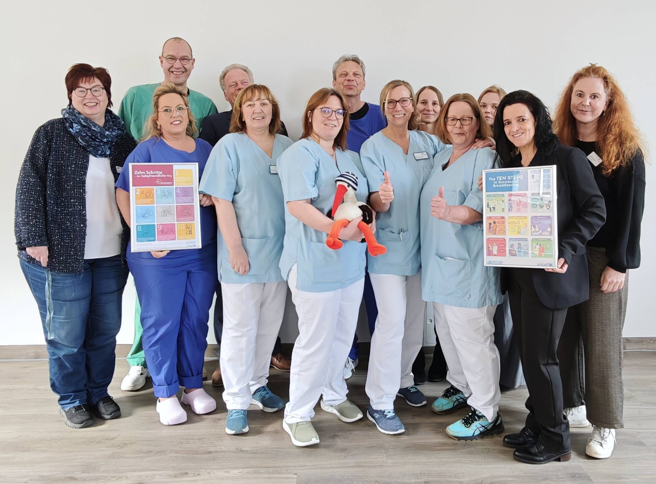  Das gesamte Team mit Hebammen, Ärzten, Pflegekräften und Qualitätsmanagement, das an der Zertifizierung beteiligt war, freut sich über die Auszeichnung: (hinten Mitte) der Chefarzt der Geburtshilfe, Dr. Jens Pagels, die leitende Hebamme Monika Hally (l.) Anja Paschen (3.v.l. vorne) und Stationsleiterin Bianca Klein (4.v.l. vorne). Foto: AKH Viersen 
