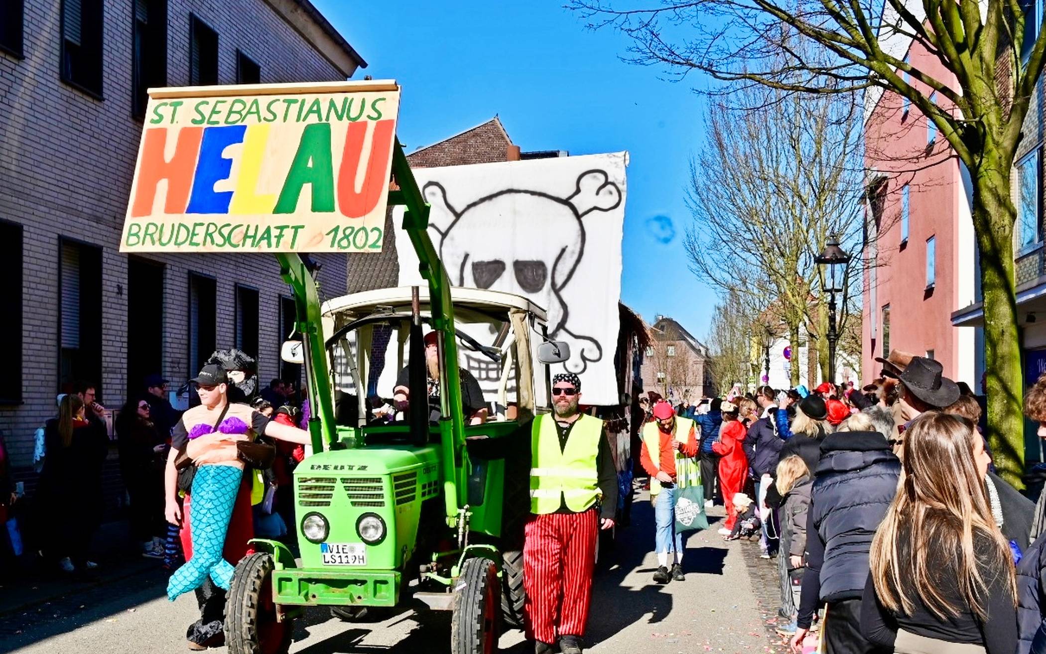 ... geht es dann mit dem Rosenmontagszug in Neersen weiter.  
