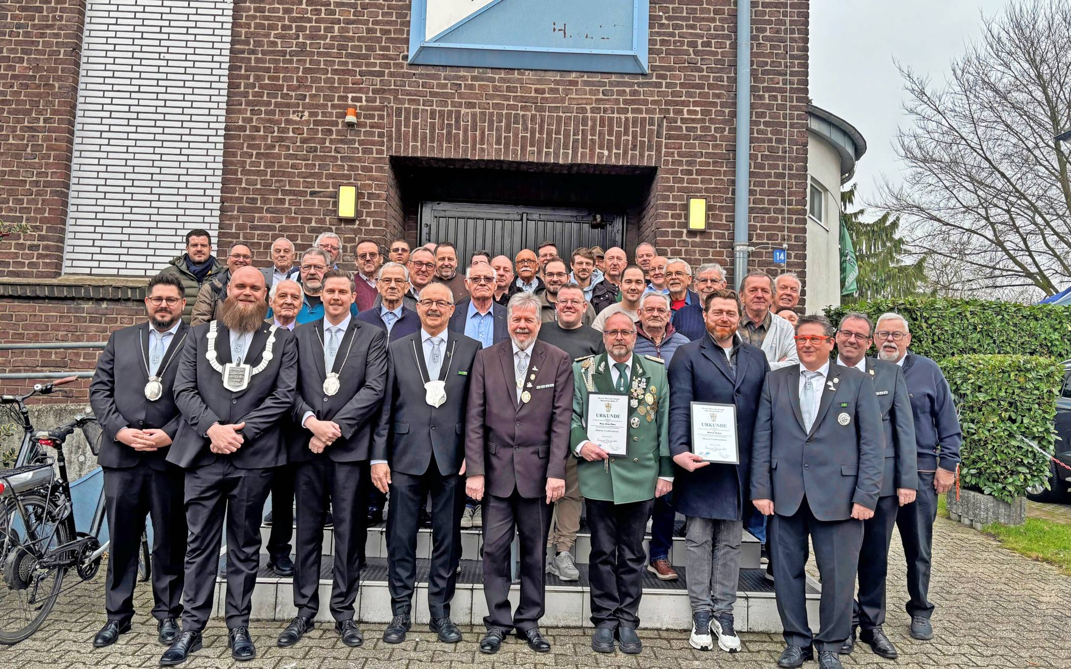 Gereon Hogenkamp (mi.li.) wurde als Nachfolger von Werner Braun (rechts von ihm) zum neuen 2. Brudermeister der St. Sebastianus Bruderschaft Schiefbahn gewählt. Außerdem gab es bei der Generalversammlung in der Kulturhalle zahlreiche Ehrungen für langjährige Mitgliedschaft. 