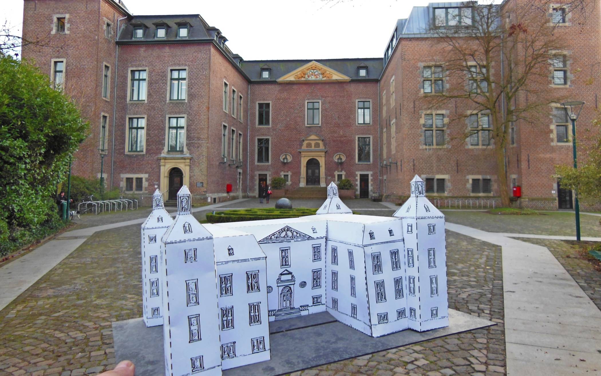 as „Bastelschloss“ aus Papier im Bild