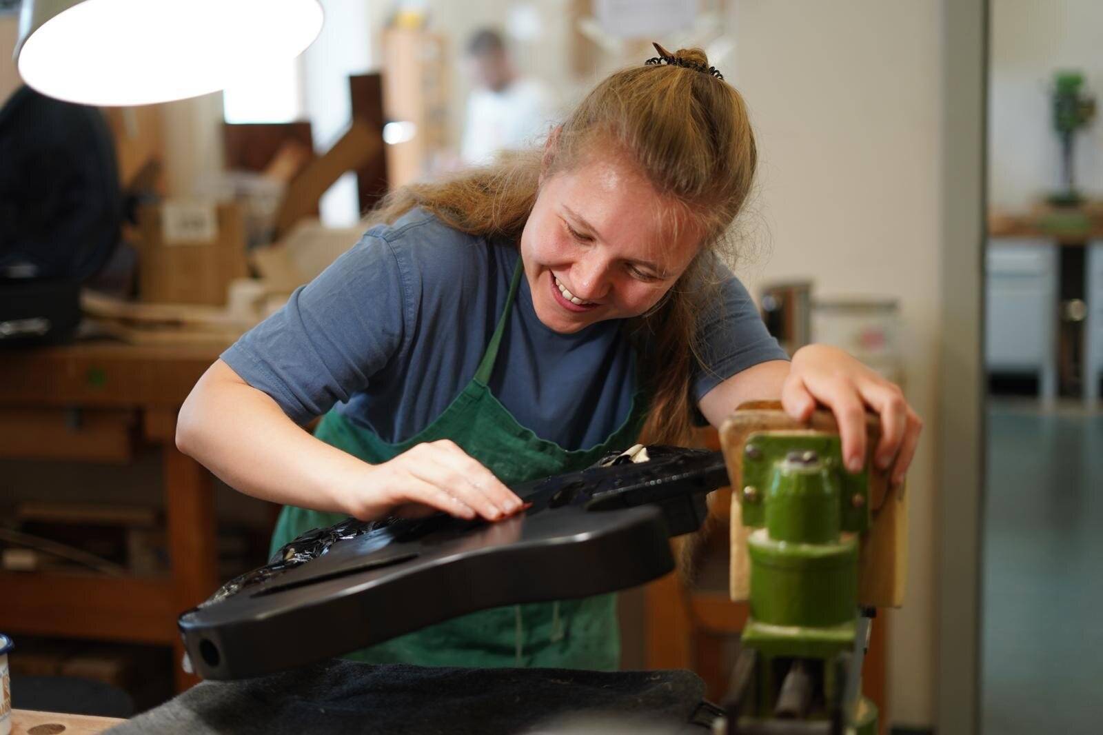 Die Gitarrenbauerin Frauke Meyer gibt praktische
