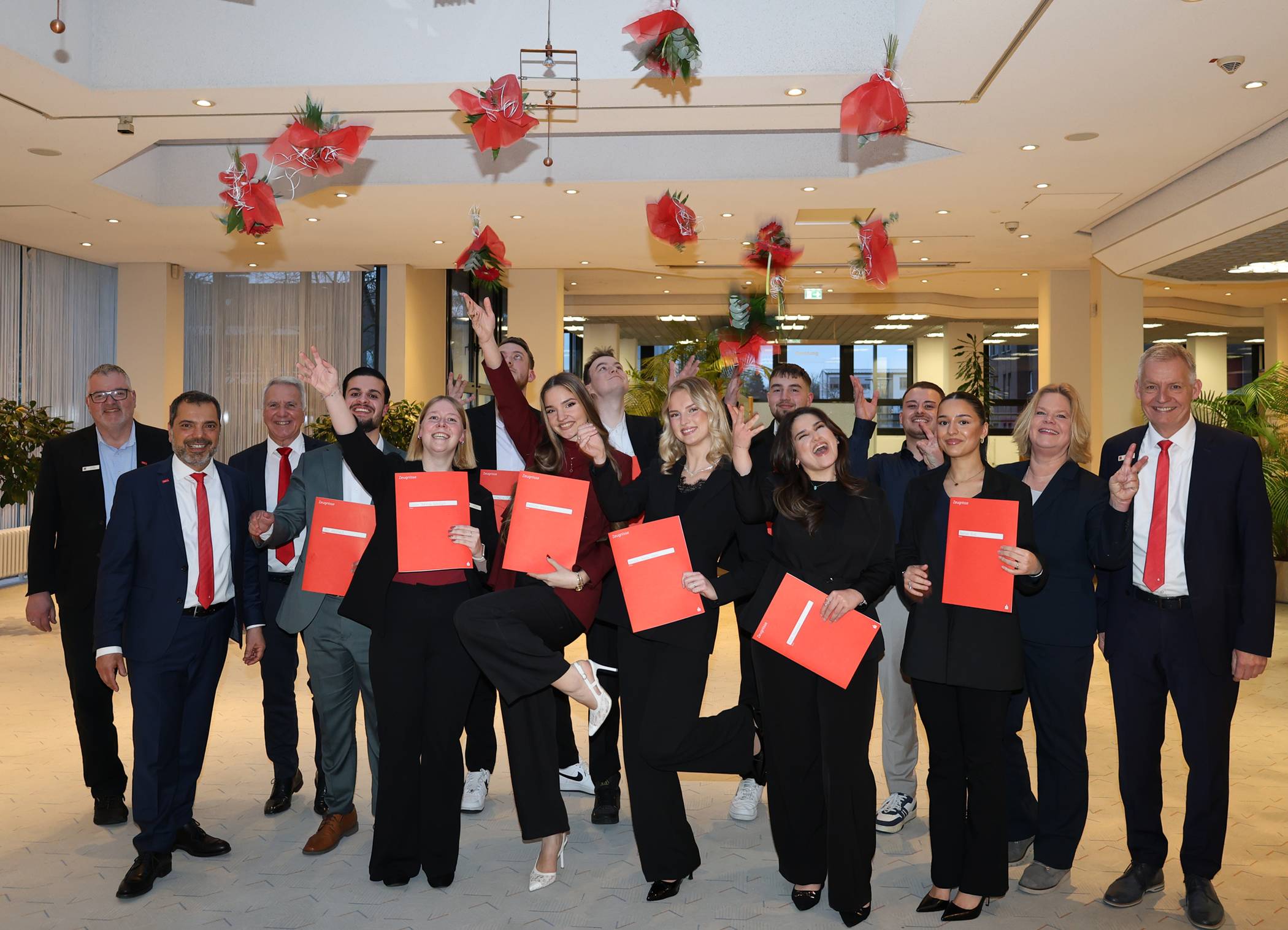 Bei der feierlichen Lossprechung der Sparkasse am Niederrhein flogen die Blumensträuße. Vorstandsvorsitzender Giovanni Malaponti (2.v.l.) überreichte den elf ehemaligen Auszubildenden zuvor ihre Zeugnisse und Arbeitsverträge. Sein Vorstandskollege Bernd Zibell (ganz rechts), Personalchef Jürgen Renner (3.v.l.), Ausbilderin Sabine Lucas (2.v.r.) und Personalrat Holger Klucken (ganz links) gratulierten herzlich.