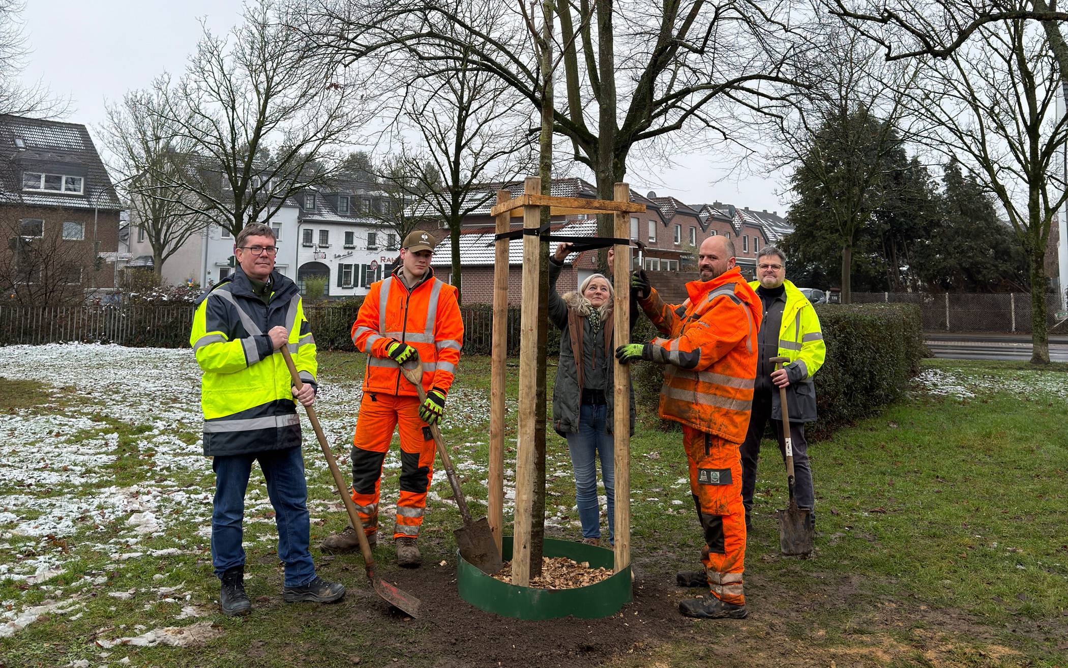 Mitarbeiter der Städtischen Betriebe (in orange),