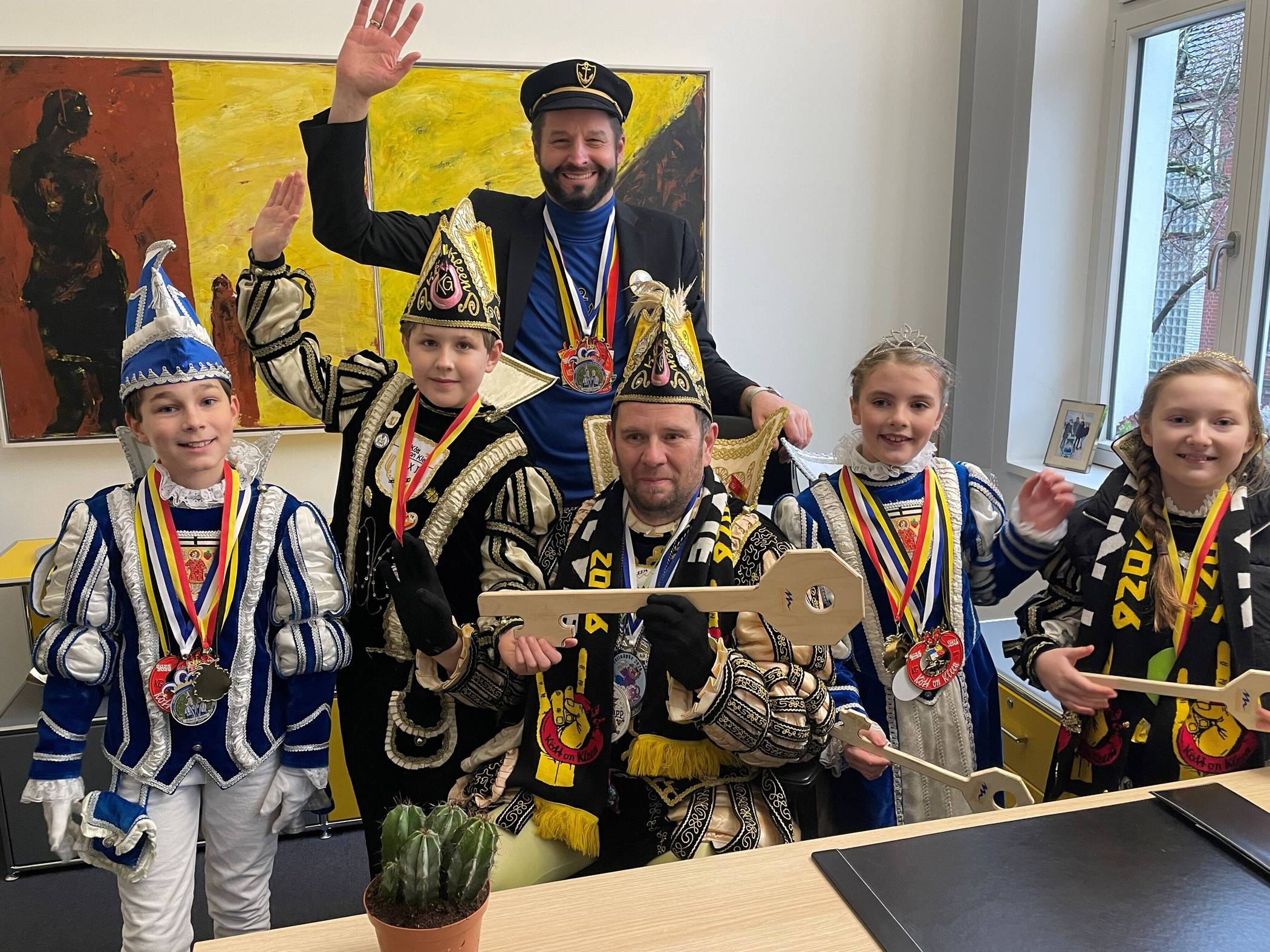 Sicherten sich von Bürgermeister Christian Bommers (hinten) den Stadtschlüssel (v.l.): Prinz Julius Decker, Prinz Max I. Menzen, Stephan „Stevie“ 1. Hermanns, „Prinz der Freien Herrlichkeit Nierst“, Prinzessin Matilda Otte und Prinzessin Lilli I. Althaus.