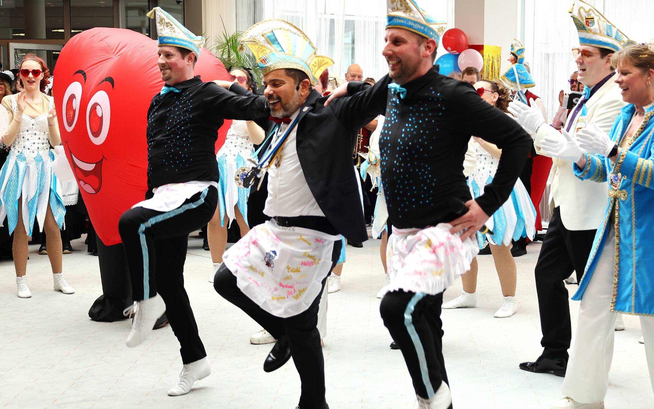 Frauenpower und Männer in Schürzen