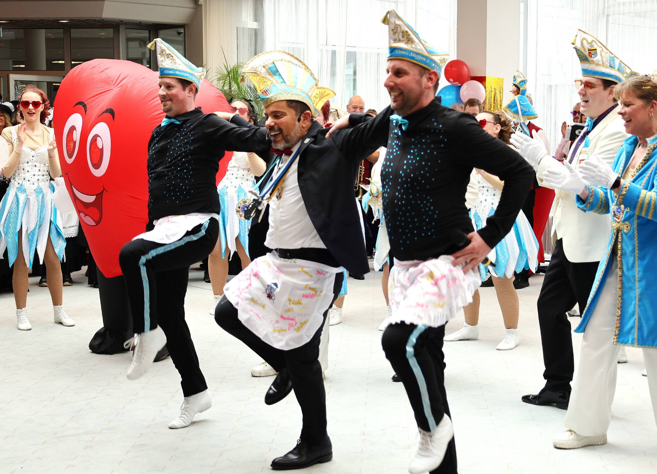  Nach ihrem tollen Auftritt nahmen das Prinzpaar Bastian (l.) und Steffen (r.) spontan den Sparkassenchef Giovanni Malaponti in ihre Mitte und legten eine flotte Sohle aufs Parkett. 