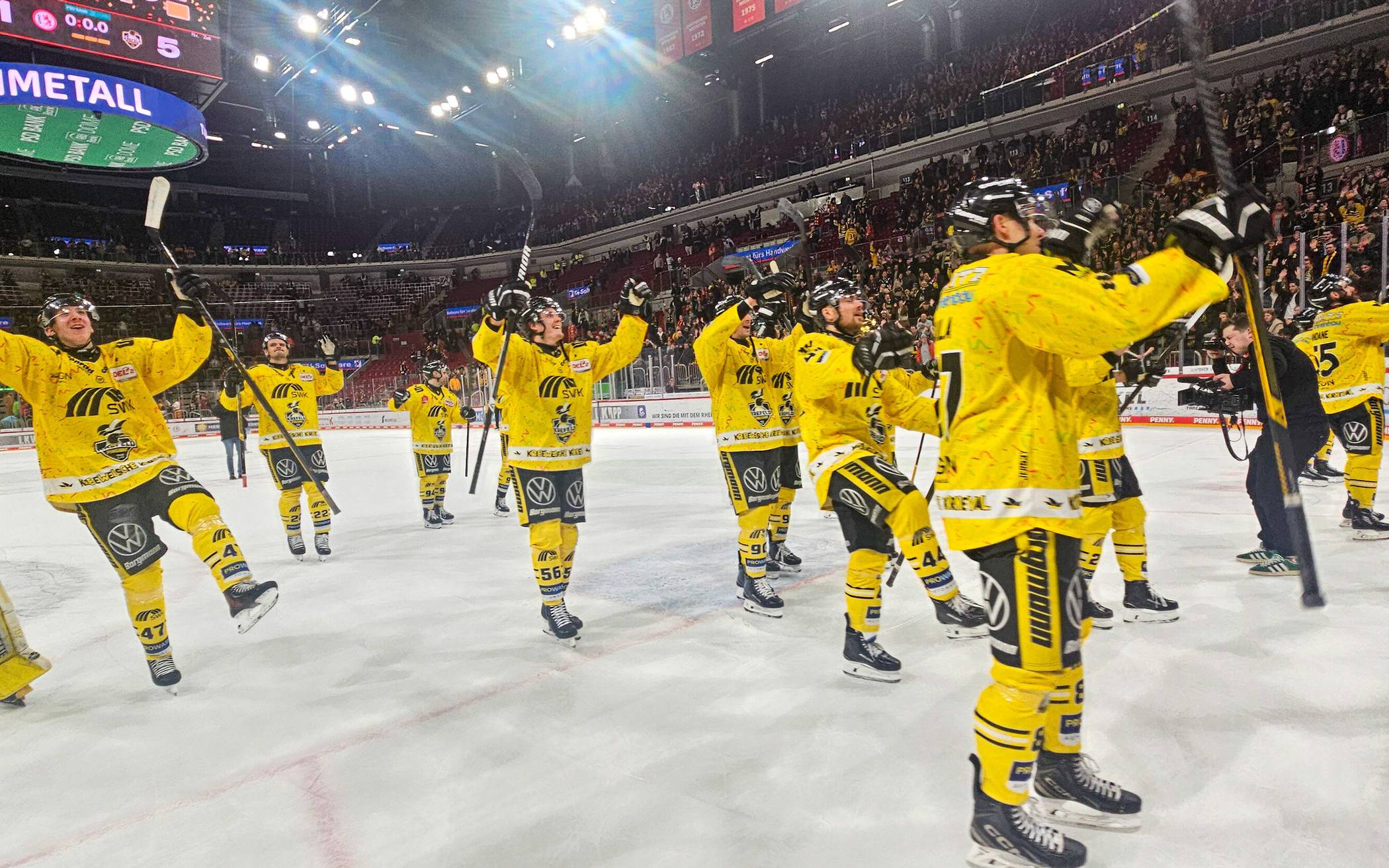 Krefeld Pinguine entscheiden das vierte Straßenbahnderby für sich