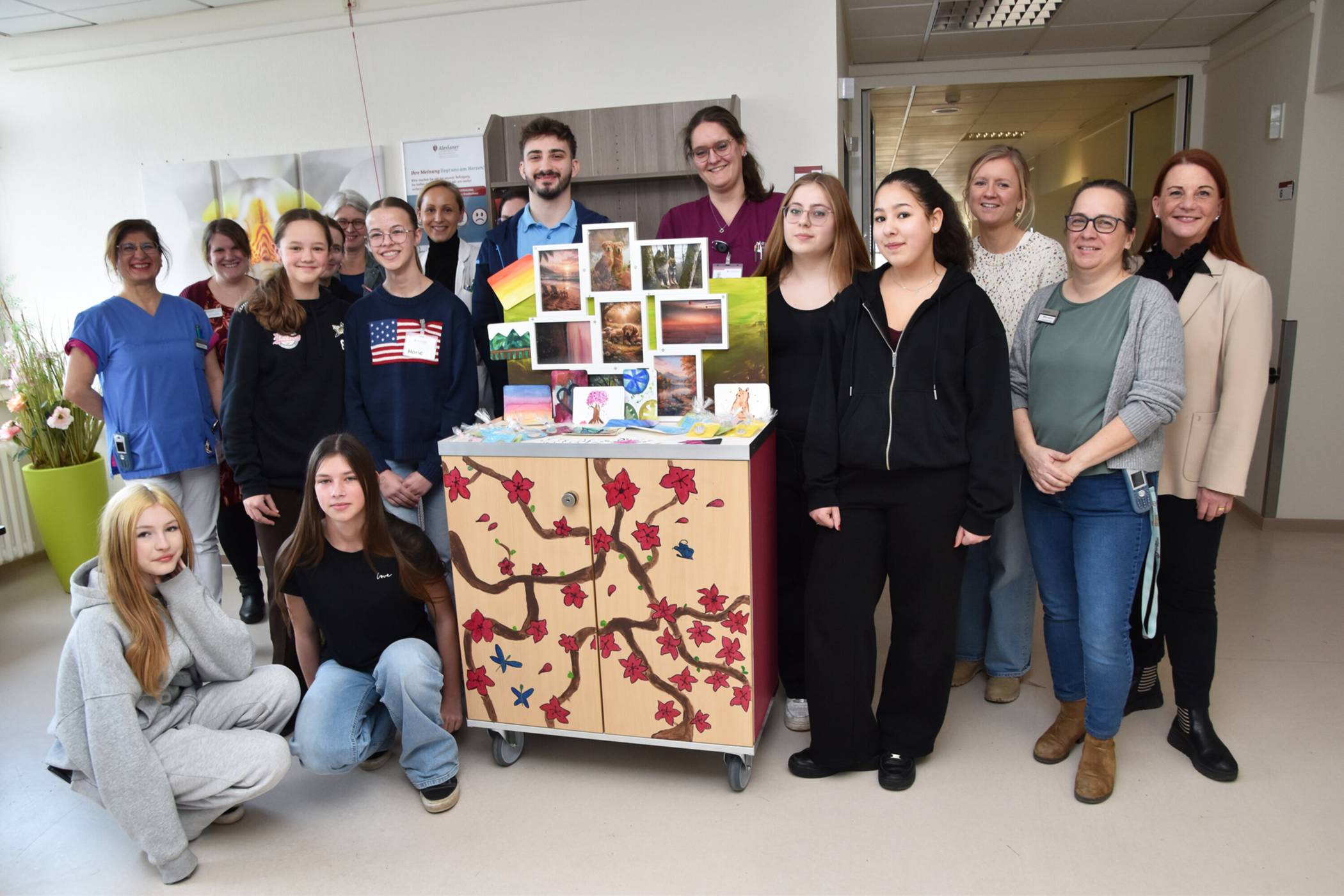  Die Schülerinnen der Gesamtschule Uerdingen sind stolz auf ihren Palliativwagen. 