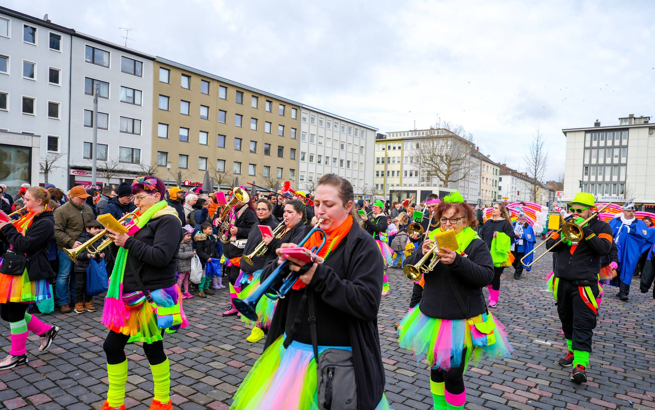  Ab 11.11 Uhr gibt es wegen der Baustelle nur einen kleinen Umzug durch die Rheydter City. Er beginnt am Marienplatz. 