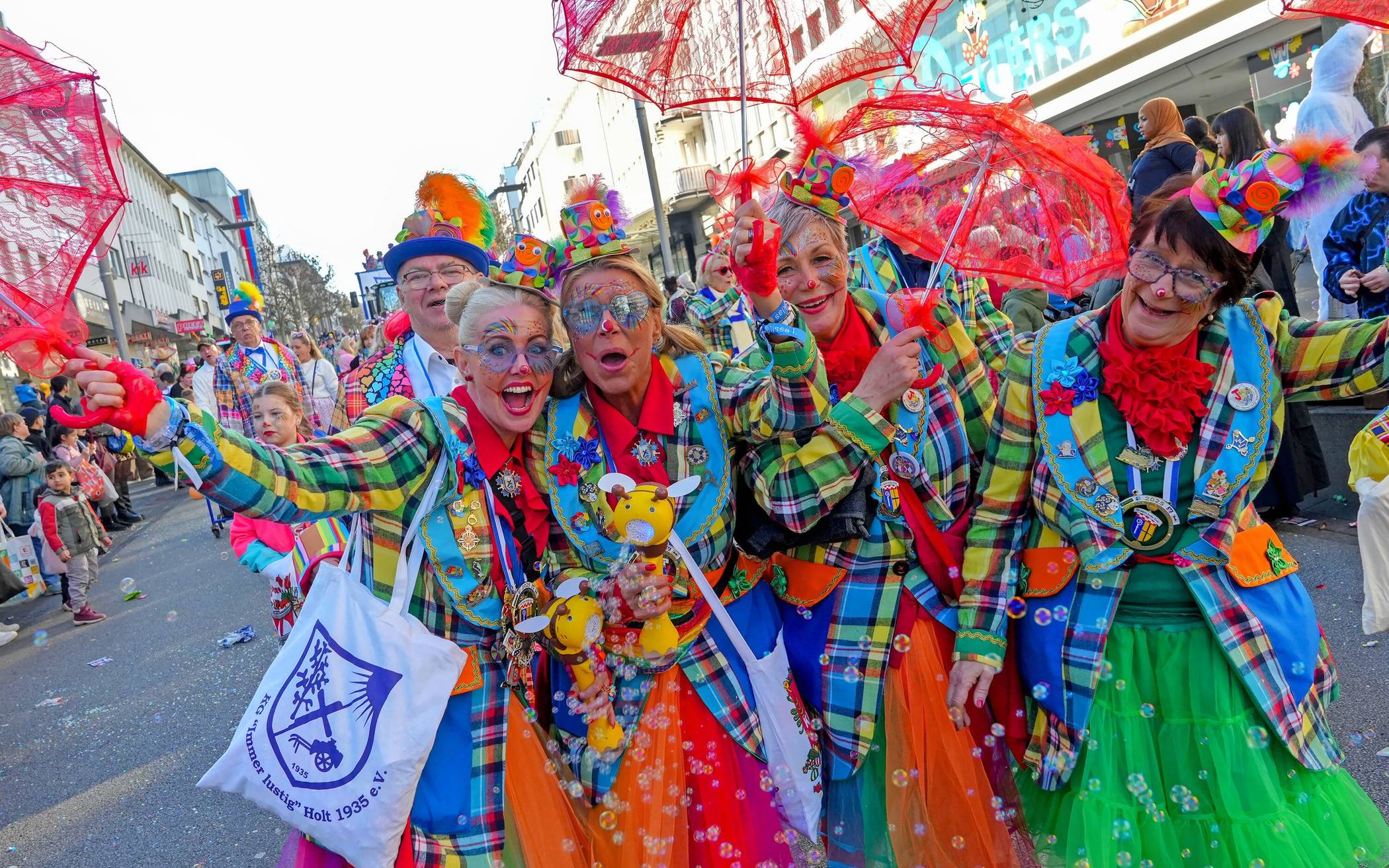 Die bunten Clowns der KG Immer lustig Holt sind beim VDZ natürlich auch dabei und lassen ihren Prinzen Marc I. mit seiner Niersia Janine hochleben.   
