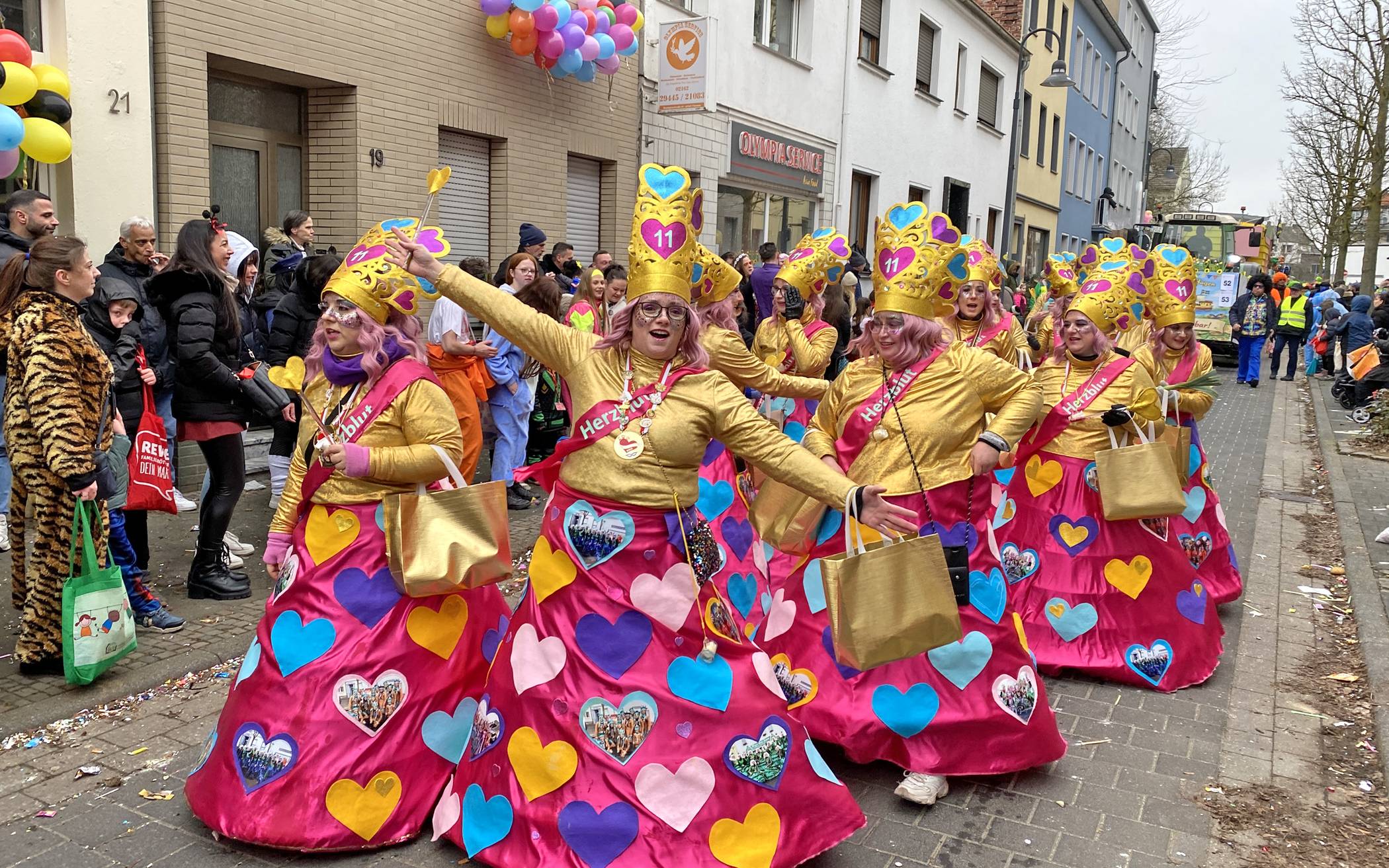Viersche Helau! Jung und Alt waren am Tulpensonntag in Viersen op jück, um beim...