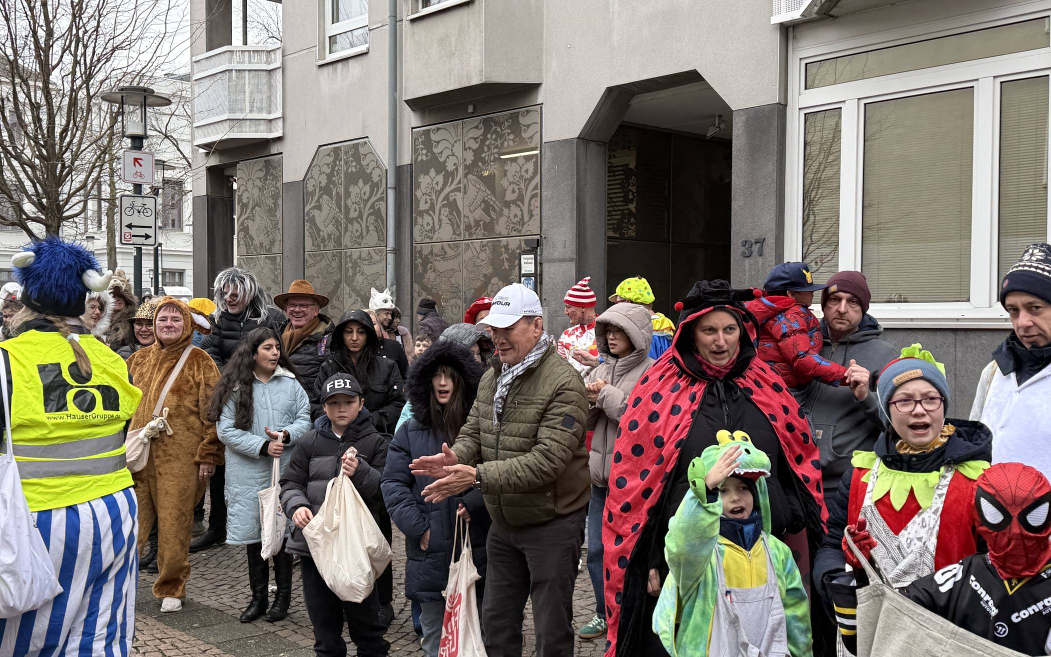 Der Krefelder Rosenmontagszug aus Sicht eines Zugteilnehmers
