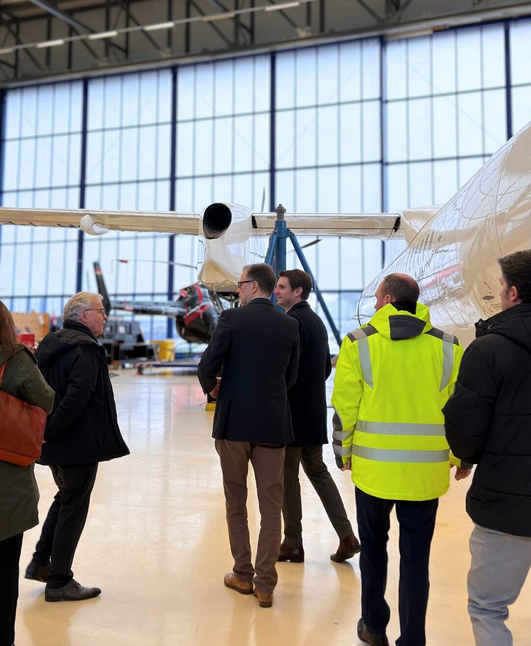 Die Delegation zu Gast bei der Rheinland Air Service GmbH: (v.l.) Prof. Dr. Reinhold Ewald, Constantin Droste zu Vischering (CFO Rheinland Air Service), Staatssekretär Paul Höller, Andreas Ungar (MGL-Geschäftsführer). 