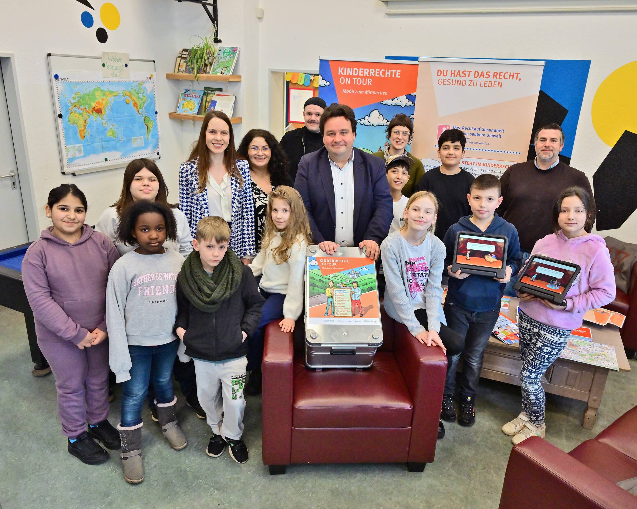  In der Bürgerinitiative Rund um St. Josef stellten das Projekt vor: (v. l.) Dr. Sabrina Lesch (Leiterin Gemeinwesenstelle), Meltem Stenz (Koordinatorin Kinderfreundliche Kommune), Videoproduzent Dennis Peters, Stadtdirektor Markus Schön, Sina Büttner (Bürgerinitiative Rund um St. Josef) sowie Jan-Philip Mohning (Koordinator Kommunale Präventionsketten). 