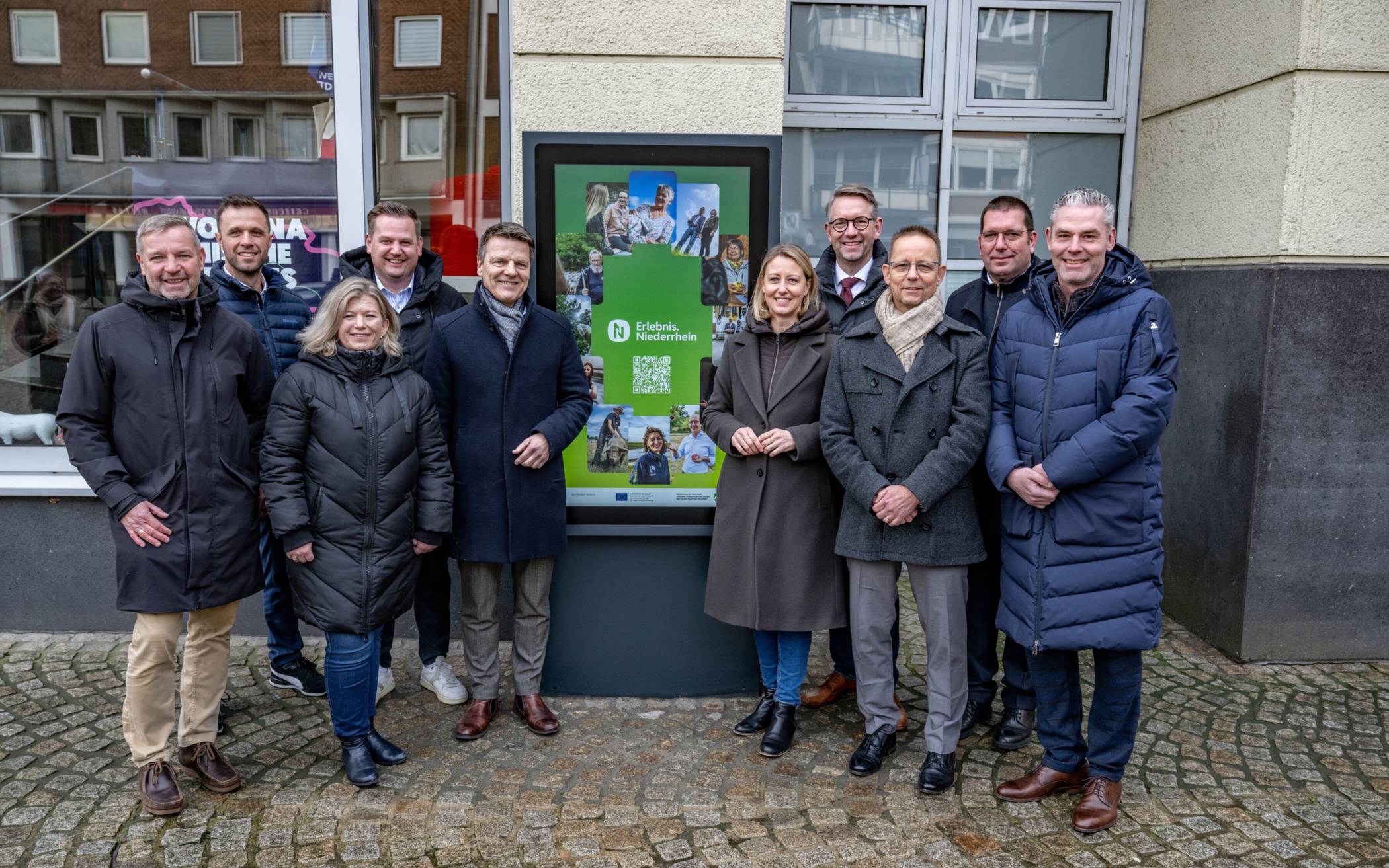  Gemeinsam vor einer der neuen Infostelen in Wesel: Bürgermeister Mike Rexforth (Gemeinde Schermbeck), Lukas Hähnel (Leiter EAW), Bürgermeisterin Nadine Bogedain (Gemeinde Sonsbeck), Bürgermeister Rainer Benien (Stadt Wesel), Bürgermeister Dirk Haarmann (Stadt Voerde), Bürgermeisterin Julia Zupancic (Stadt Moers), Landrat Ingo Brohl, Bürgermeister Dirk Schauenberg (Stadt Neukirchen-Vluyn), Bürgermeister Robert Graaf (Stadt Hamminkeln) und Bürgermeister Michael Häsel (Gemeinde Hünxe). 