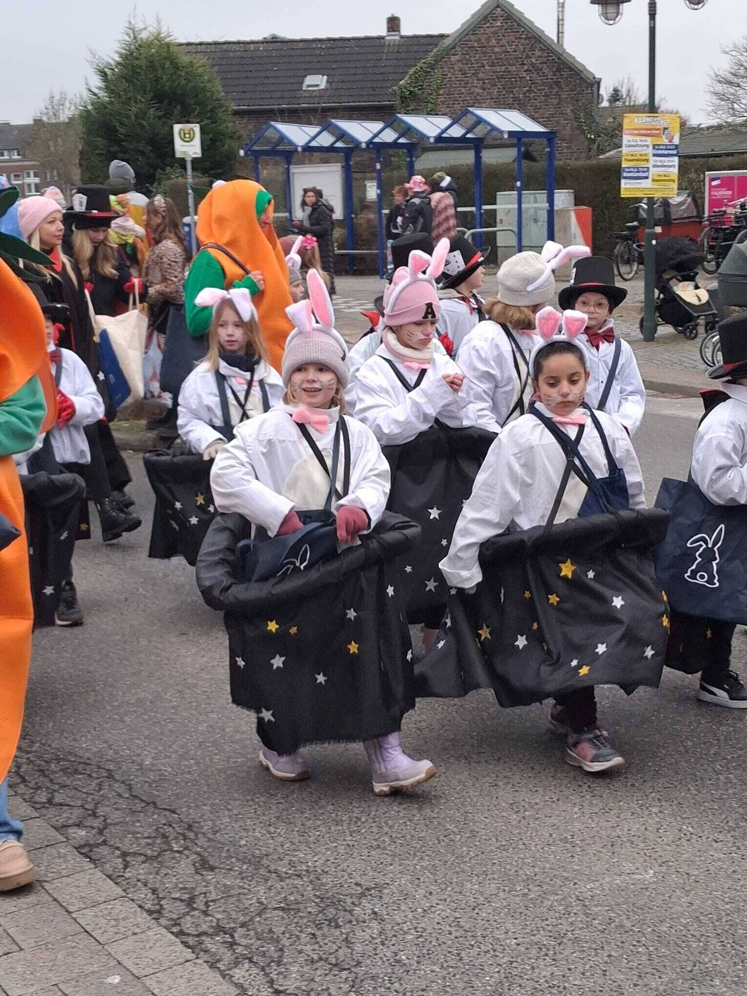  Echter Hingucker beim Kinderkarneval in Lank-Latum: die Hasenklasse. 