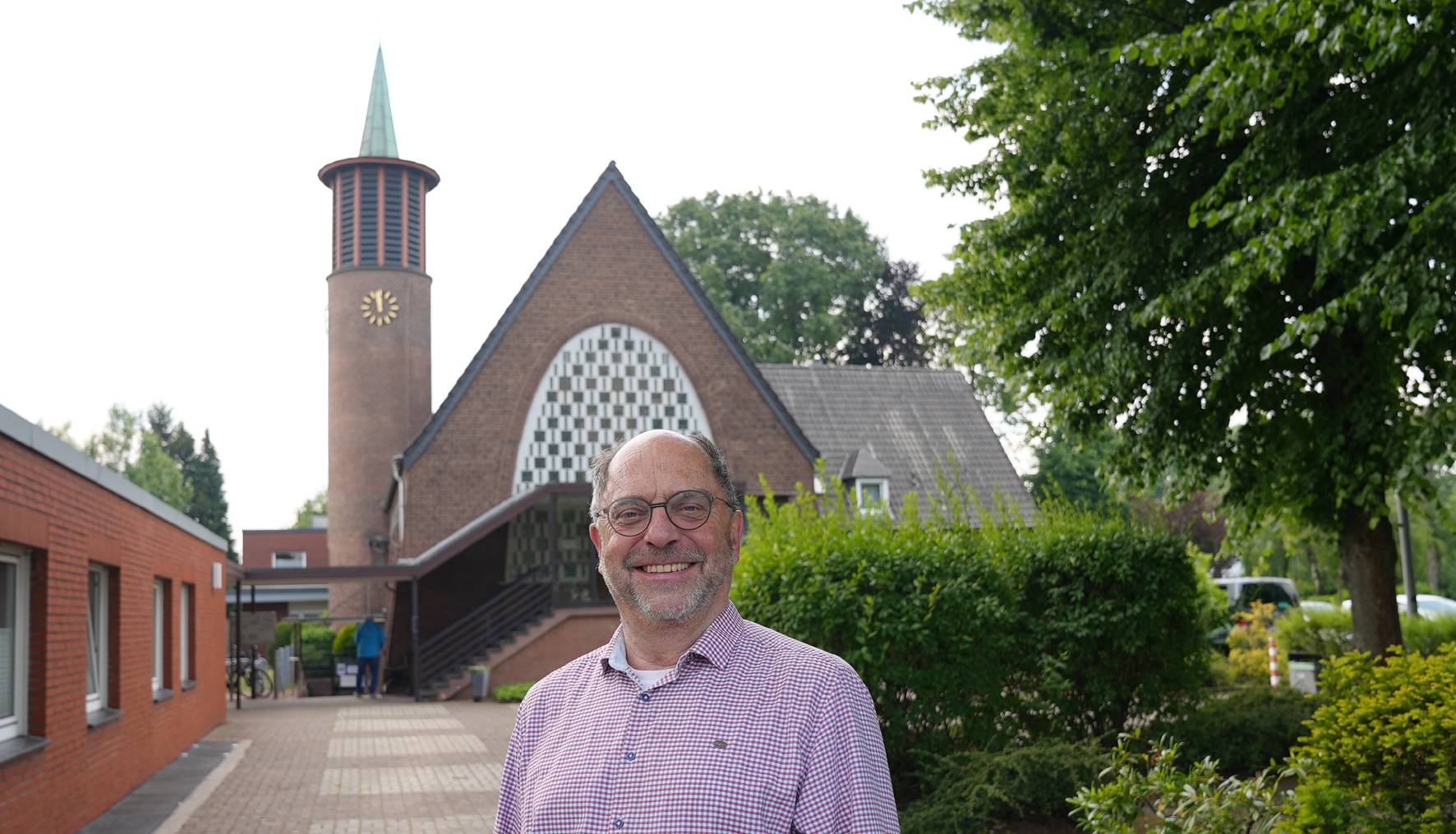Martin Gres im Jahr 2022 vor der Ev. Christuskirche in Scherpenberg 