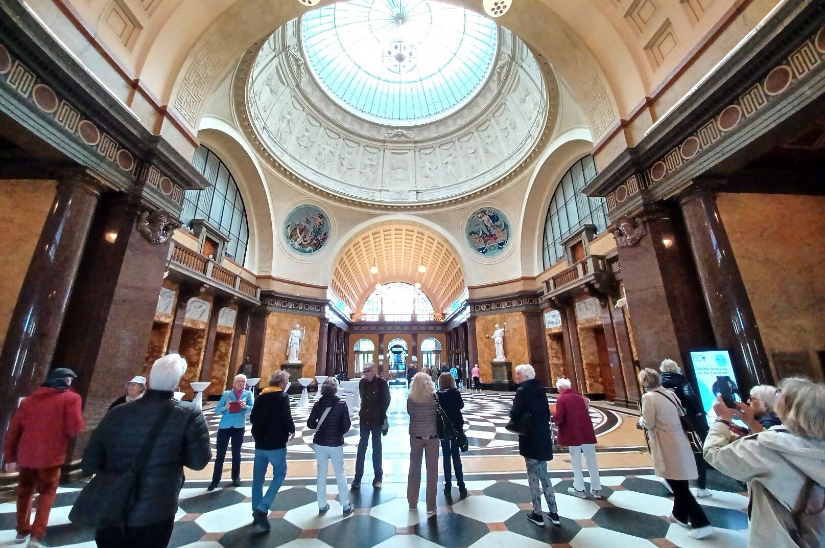  Mitglieder des Willicher Kunstvereins bei einer Führung im Kurhaus Wiesbaden. 