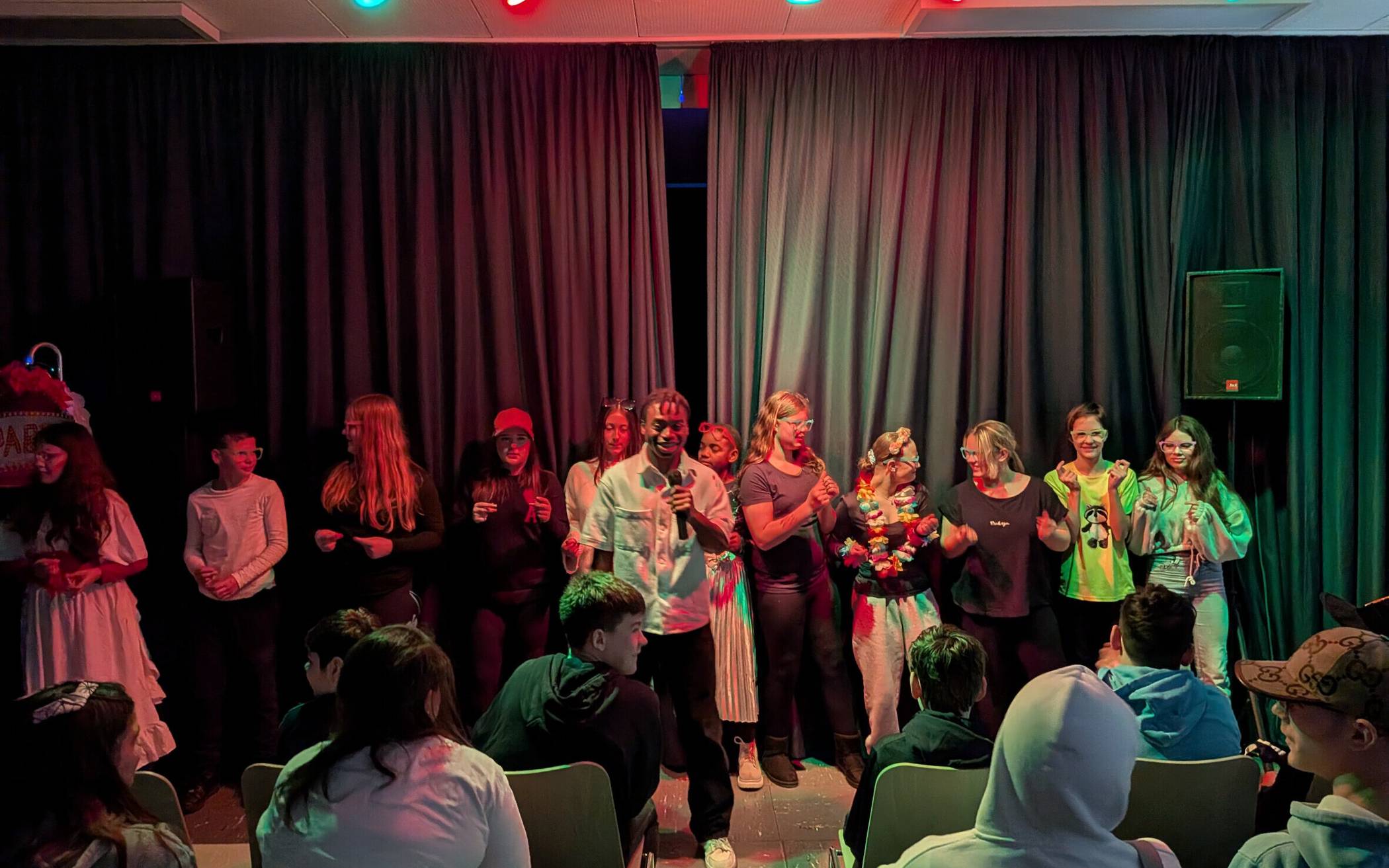 Schülerinnen und Schüler bei der Aufführung des Stücks "Wo ist mein Huhn?" am Förderzentrum Ost.