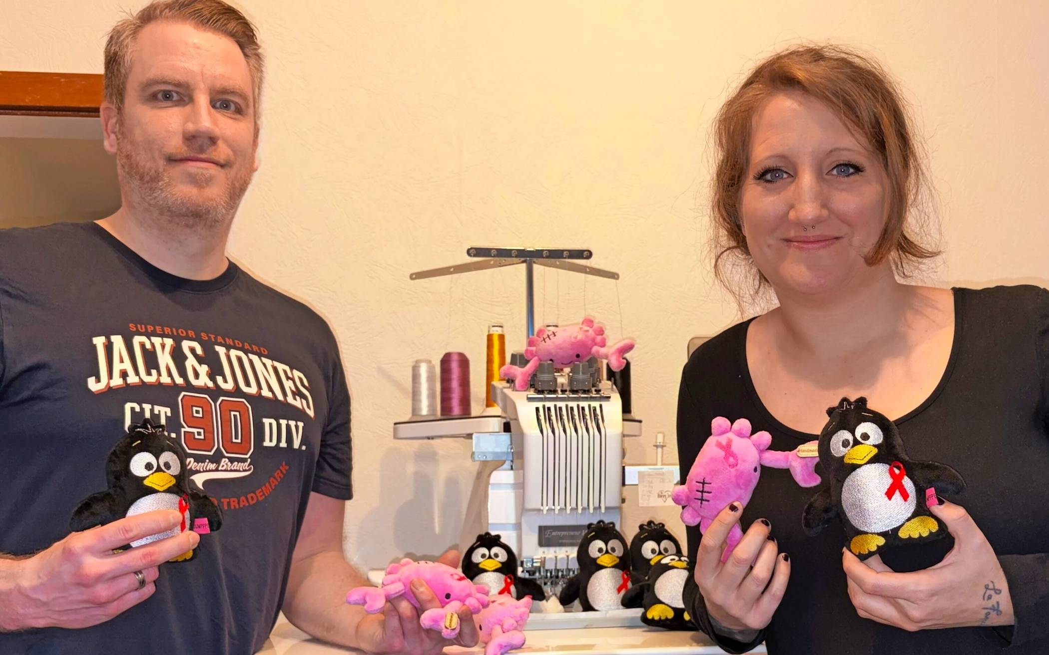 Neues von den Suumpfperlen e.V.: Jessica und Christian Böll stellen Pinguin „Pibo“ vor. Fotos: privat, pek