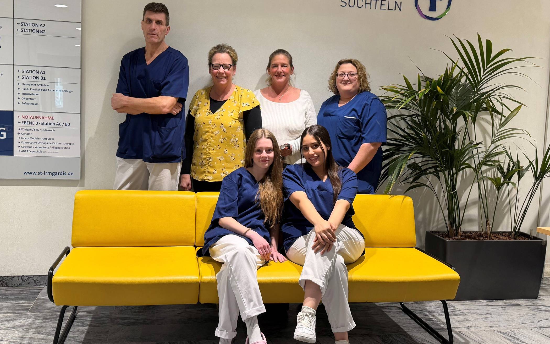 Die Auszubildenden blicken gemeinsam mit ihren