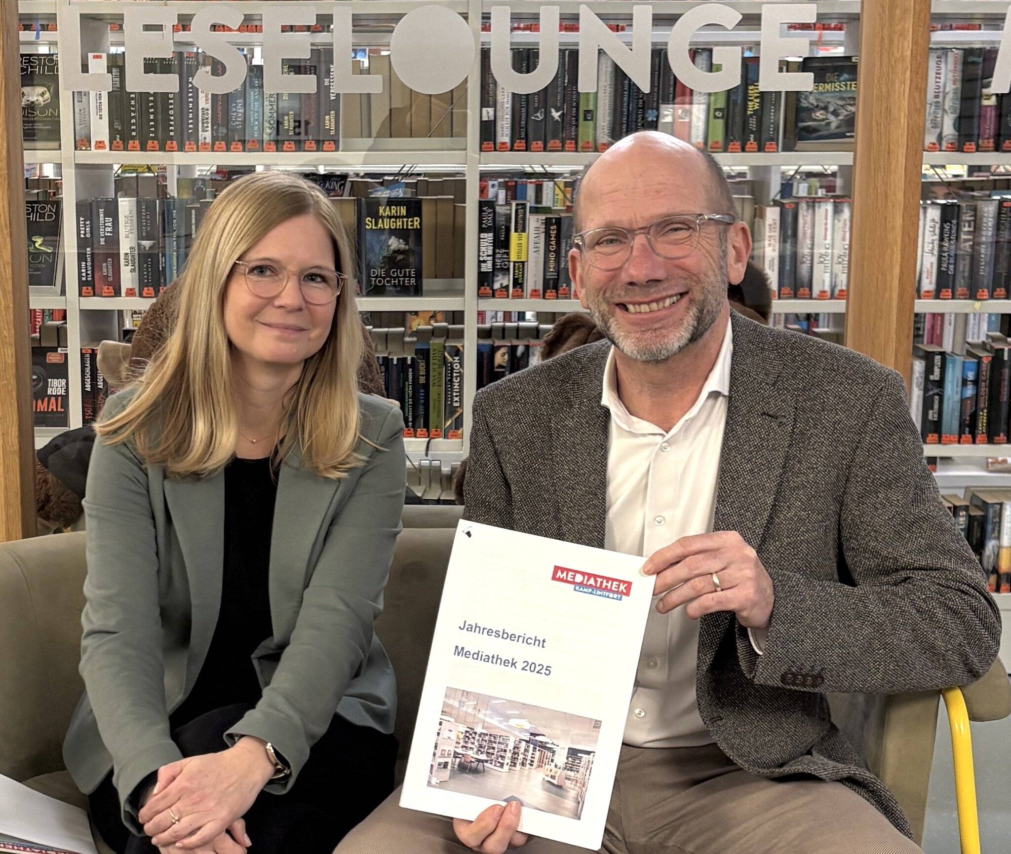 Yvonne Frericks (Leiterin der Mediathek) und Dr. Christoph Müllmann