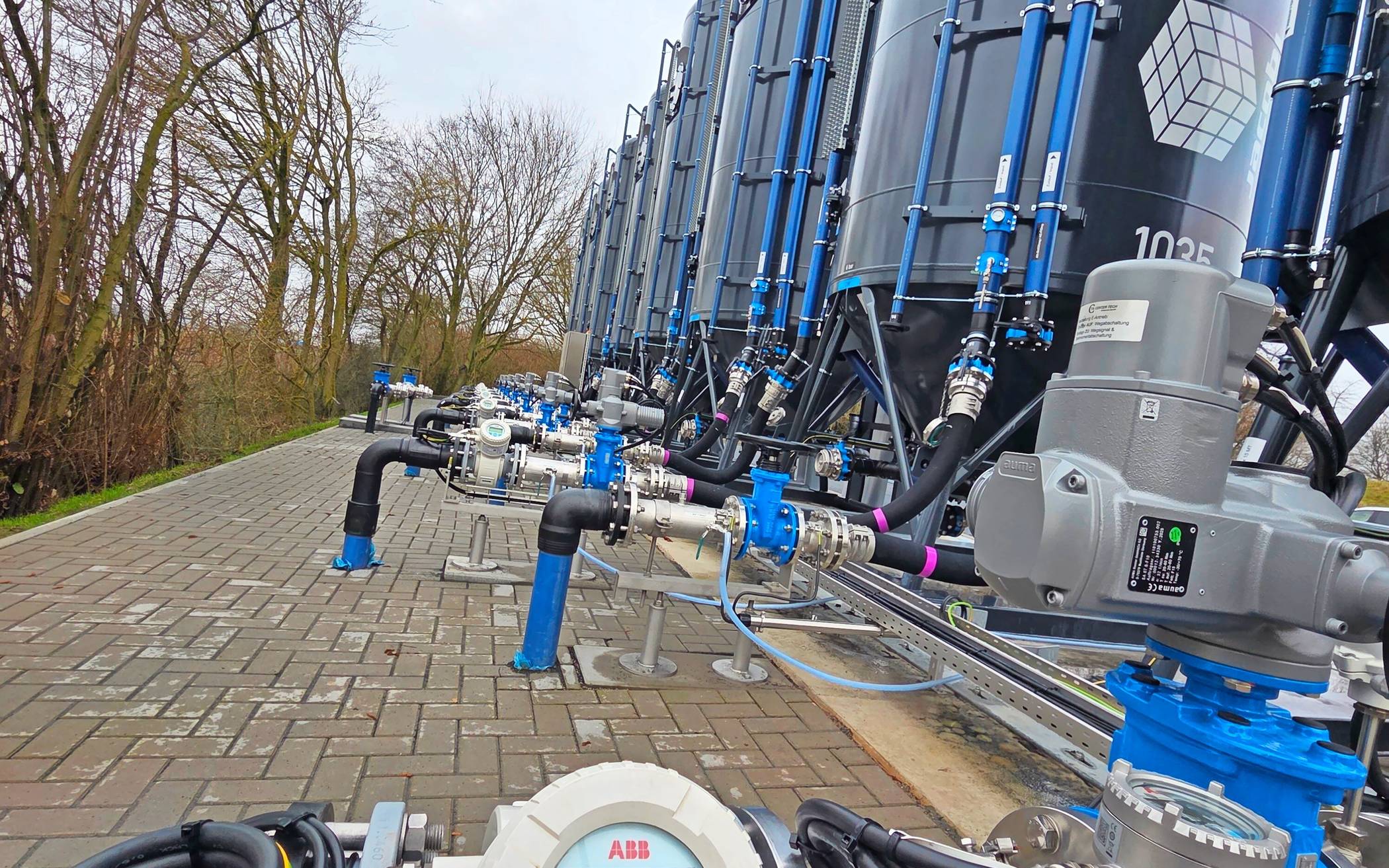 Insgesamt acht Zylinder gefüllt mit Aktivkohle