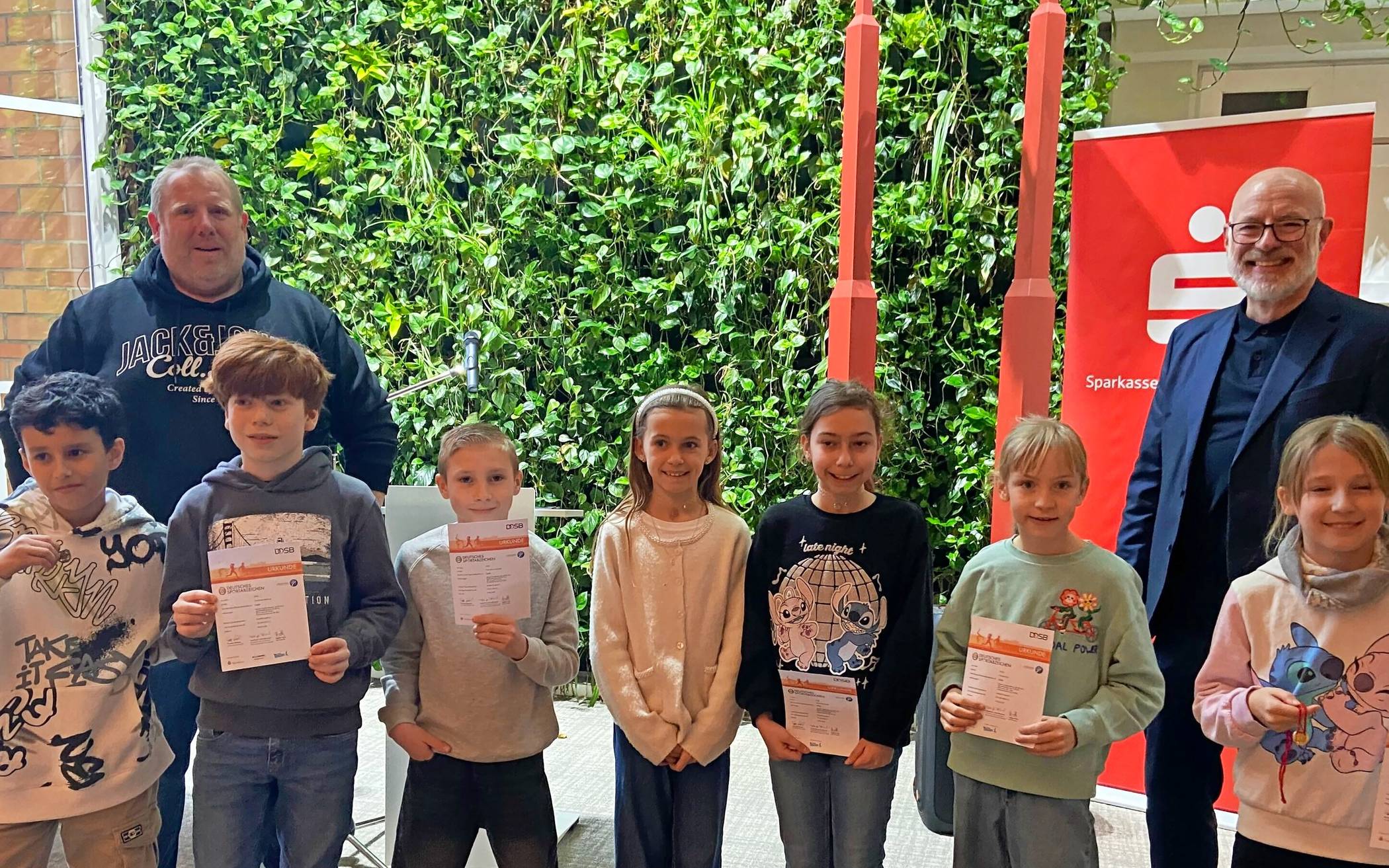  Sieben Kinder aus dem 4. Schuljahr – Corina, Emilia, Mohamad und Jonathan aus der Drachenklasse sowie Frieda, Emily und Finn-Elias aus der Zebraklasse – fuhren gemeinsam zur Preisverleihung nach Viersen.  Foto: Privat  