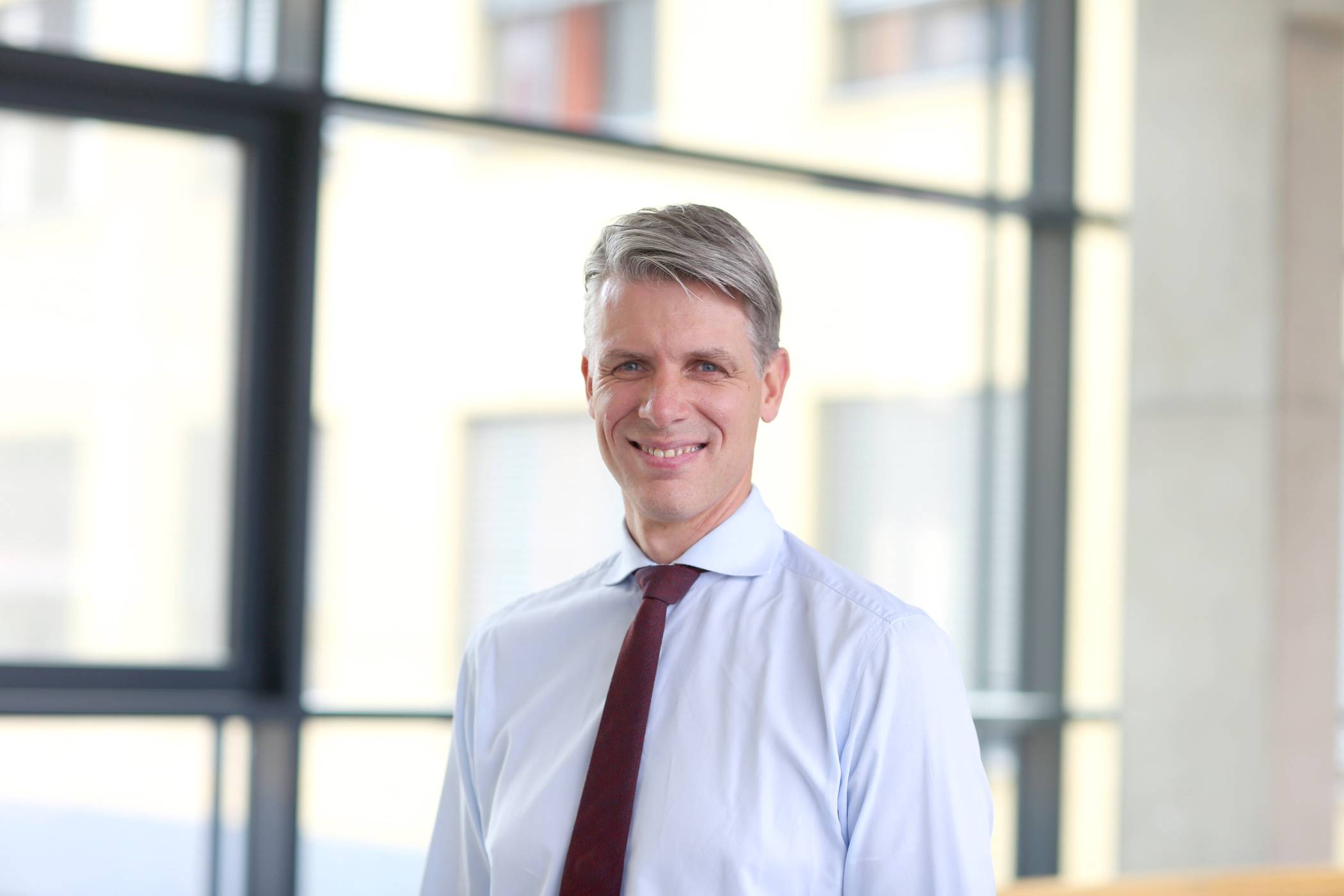  Prof. Dr. med. Clayton Kraft spricht über die Behandlungsoptionen bei Rückenleiden. 