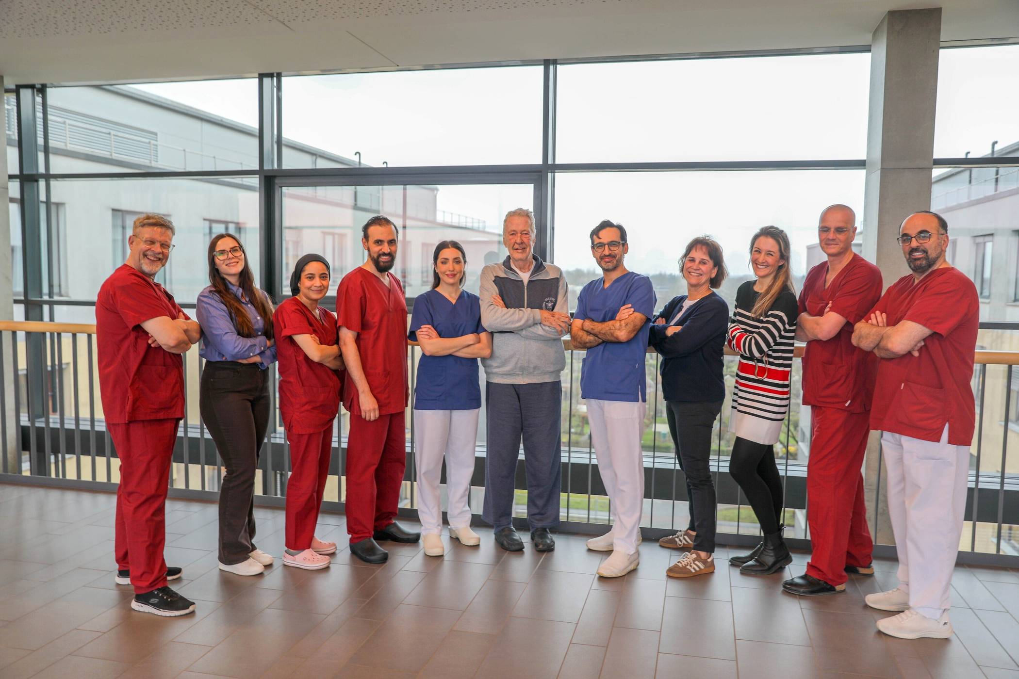  Bei einem 85-jährigen Patienten (Mitte) wurde unter der Leitung von Prof. Dr. Diyar Saeed (rechts daneben) in Krefeld die erste robotisch assistierte Bypass-Operation durchgeführt. 