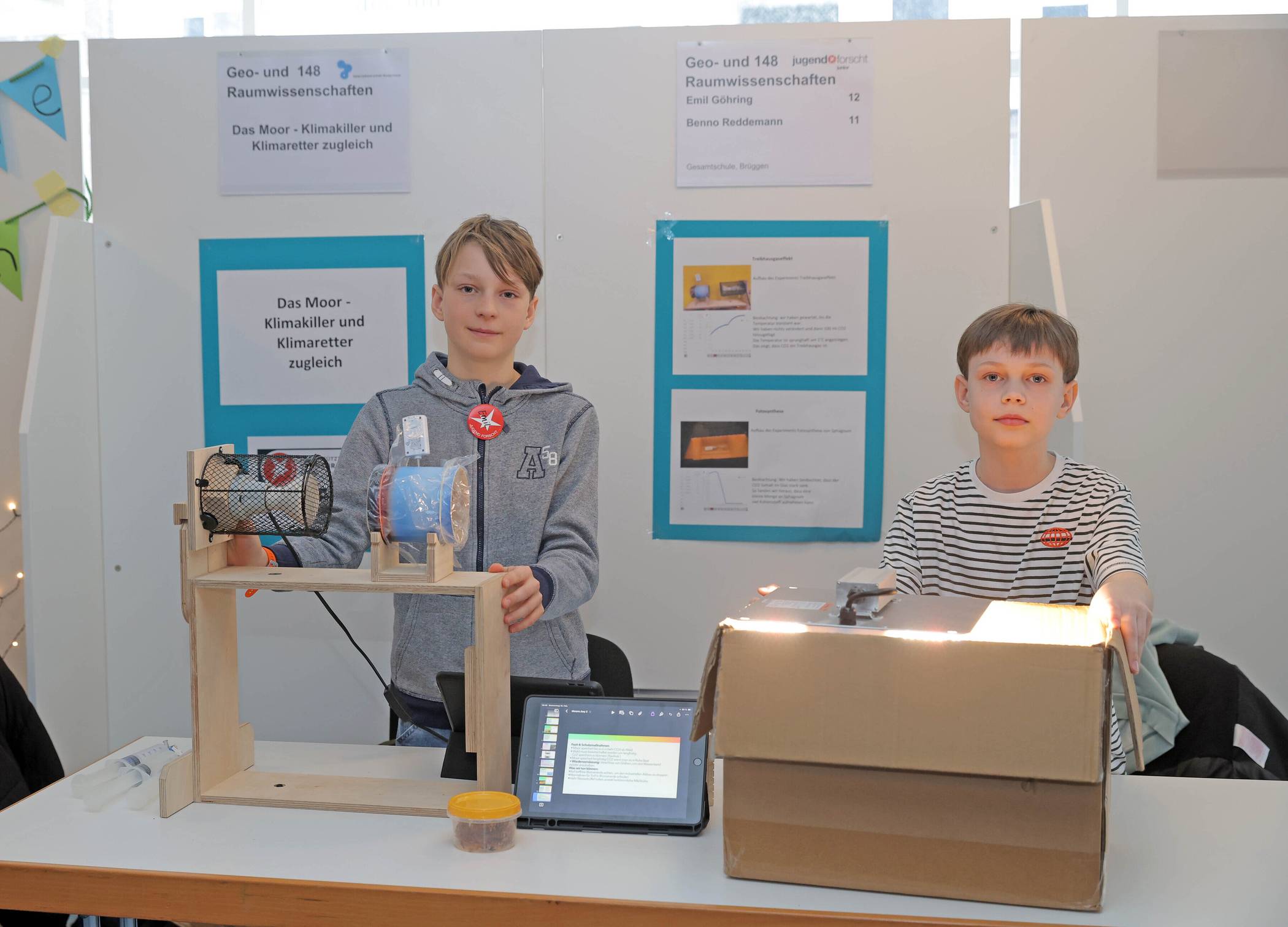  Mit „Das Moor - Klimakiller und Klimaretter zugleich“ haben Emil Göhring und Benno Reddemann von der Gesamtschule Brüggen den ersten Platz in Geo- und Raumwissenschaften gemacht.  