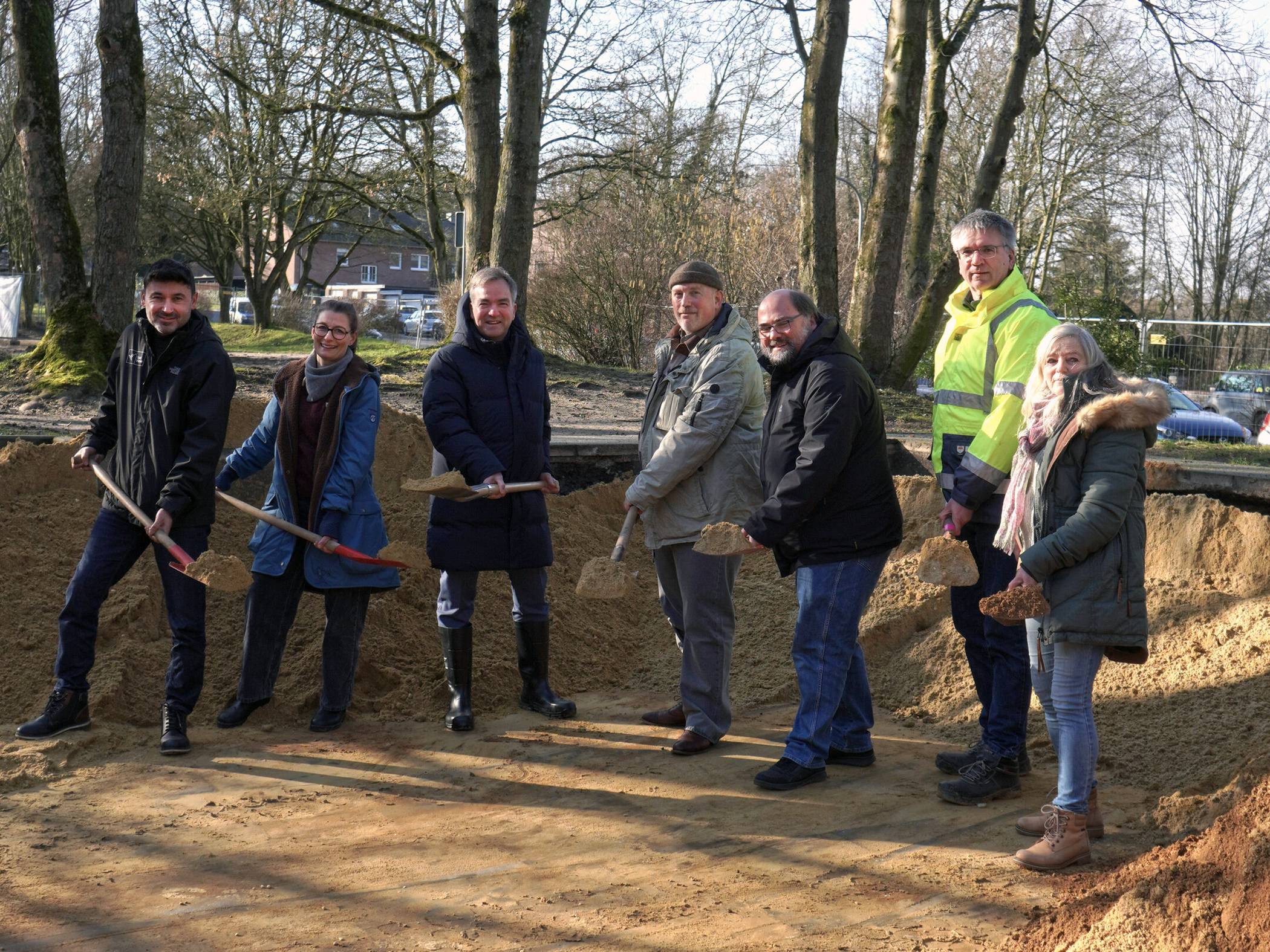 Den Spaten in die Hand genommen haben, von links: Beigeordneter Ertunç Deniz, Kerstin Höflich (Bündnis90 / Die Grünen), Bürgermeister Christoph Hopp, Dirk Lenzkes (SPD, Vorsitzender Jugendhilfeausschuss), Jürgen Moers (Ortsbürgermeister Alt-Viersen), Ewald Holste (Städtische Betriebe) und die Technische Beigeordnete Susanne Fritzsche.