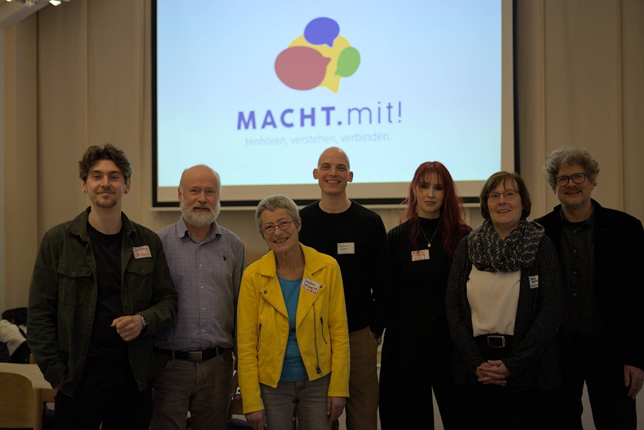  Ziehen zum Projektende Bilanz (v.l.): Jost Berlage (Quartiersmanagement Stadtteilprojekt WEST und Teammitglied in Essen), Thomas Hartung (Teammitglied in Essen), Dr. Dagmar Herbrecht (Evangelischen Erwachsenenbildungswerk Nordrhein), Frederik Göke (Projektkoordinator), Rebecca Rübsam und Petra Kurek (Teammitglieder in Moers und Bildungswerk FRIEDA) und Jens Franken (Leitung des Stadtteilbüros in Meerbeck/Hochstraß und Kooperationspartner in Moers). 