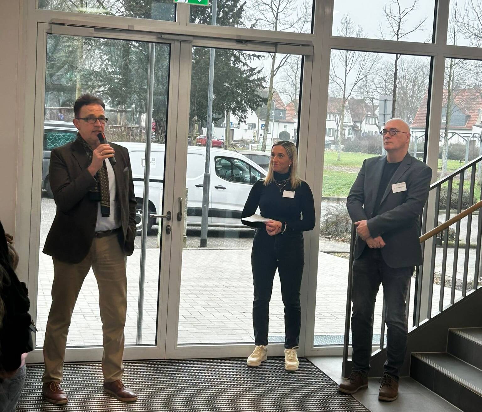  Machten den Anbau der Öffentlichkeit zugänglich (v.l.): Bürgermeister Prof. Dr. Christoph Landscheidt, Schulpflegschaftsvorsitzende Indira Cimic und Schulleiter Thomas Baumeister. 