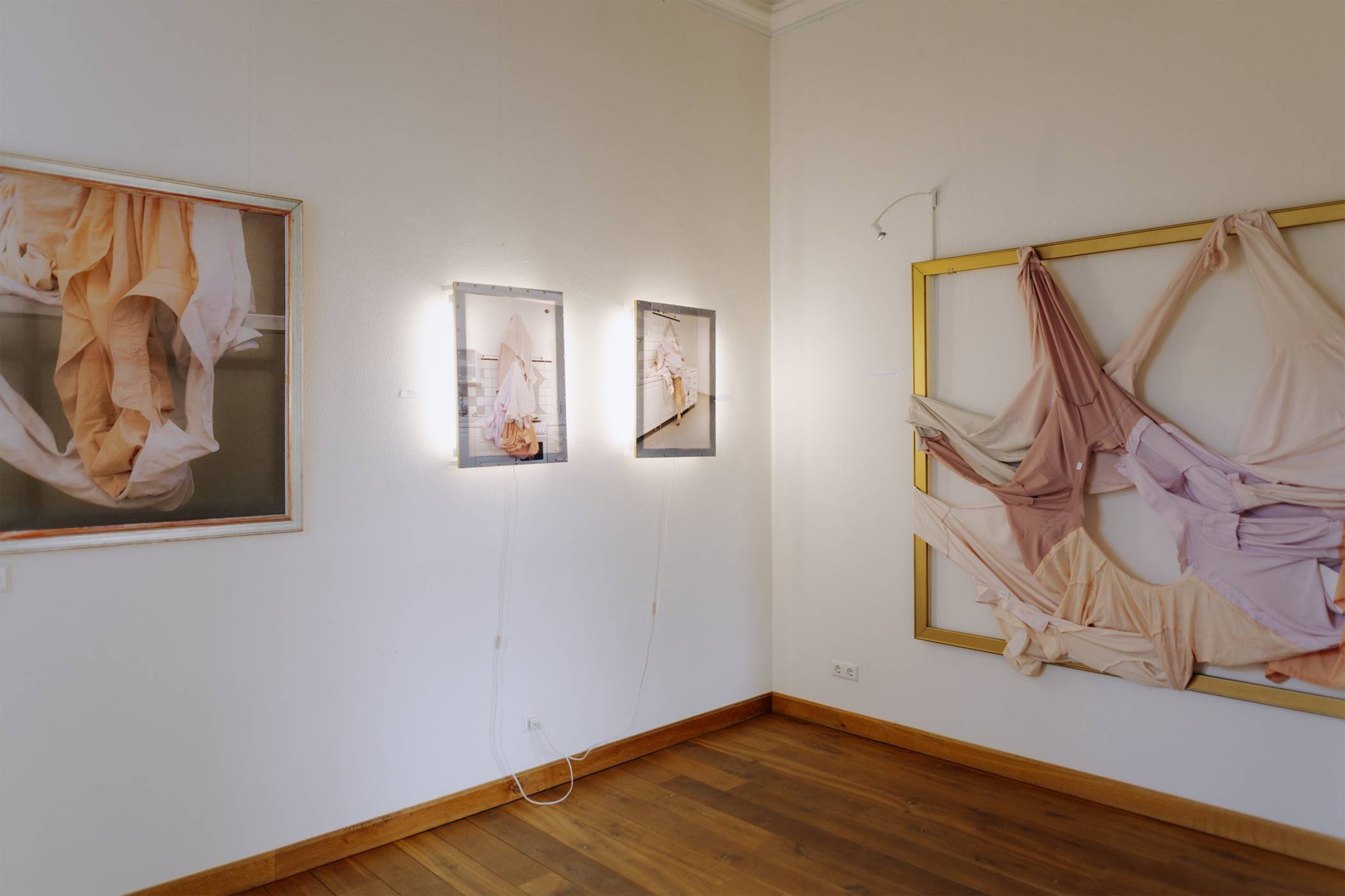  Mit dem mehrteiligen Werk „Und da saß ich in viel zu dünnem Gewand“ nehmen Doris und Gilla auf die Geflüchteten der Fukushima-Katastrophe auf einem Zeitungsfoto Bezug, die auf engstem Raum zusammensitzen, eingehüllt in allerhand pastellfarbene Decken. 