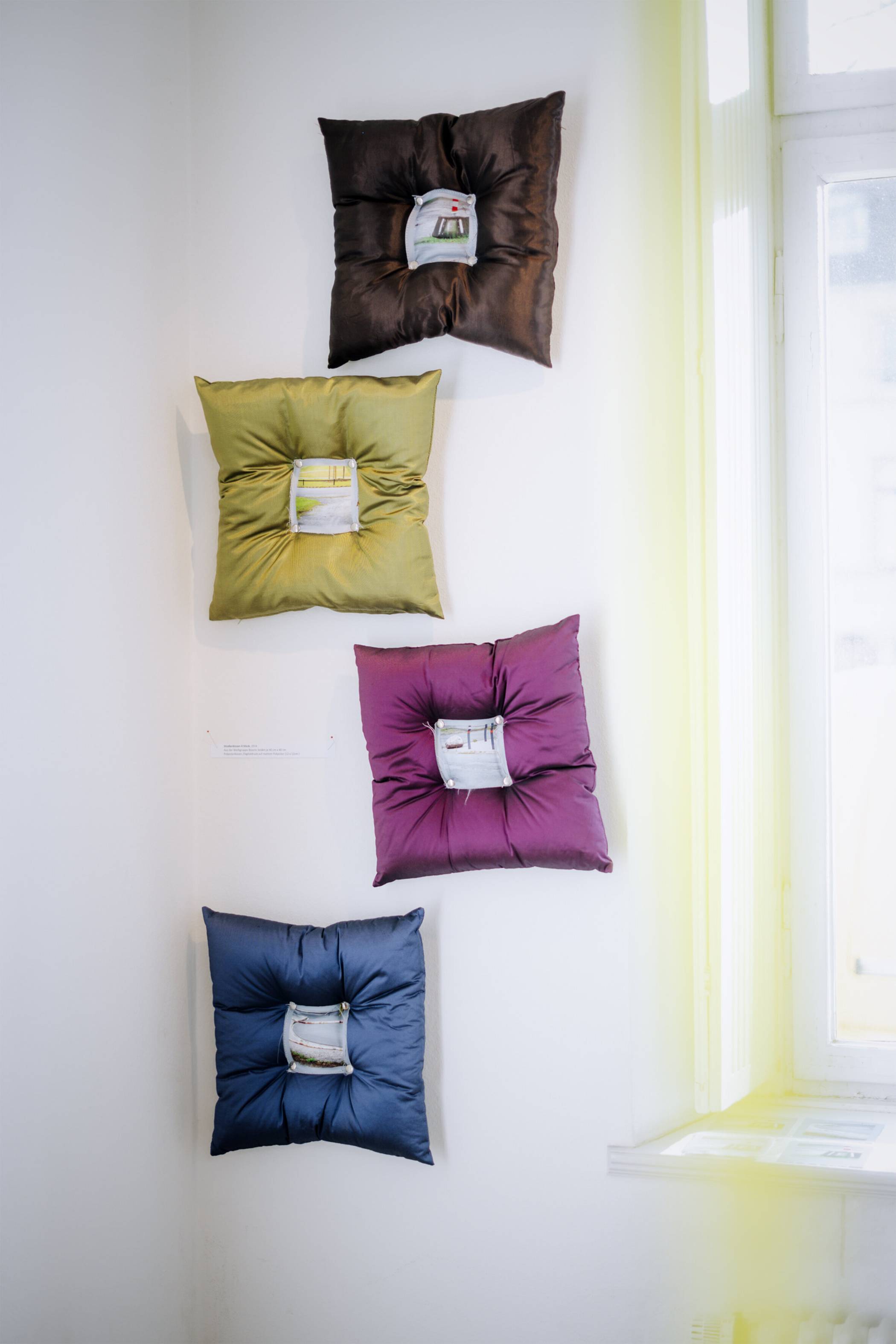  Das Werk Straßenkissen von Doris Gründwald entstand in Zusammenarbeit mit dem Krefelder Magazin Streuner. 