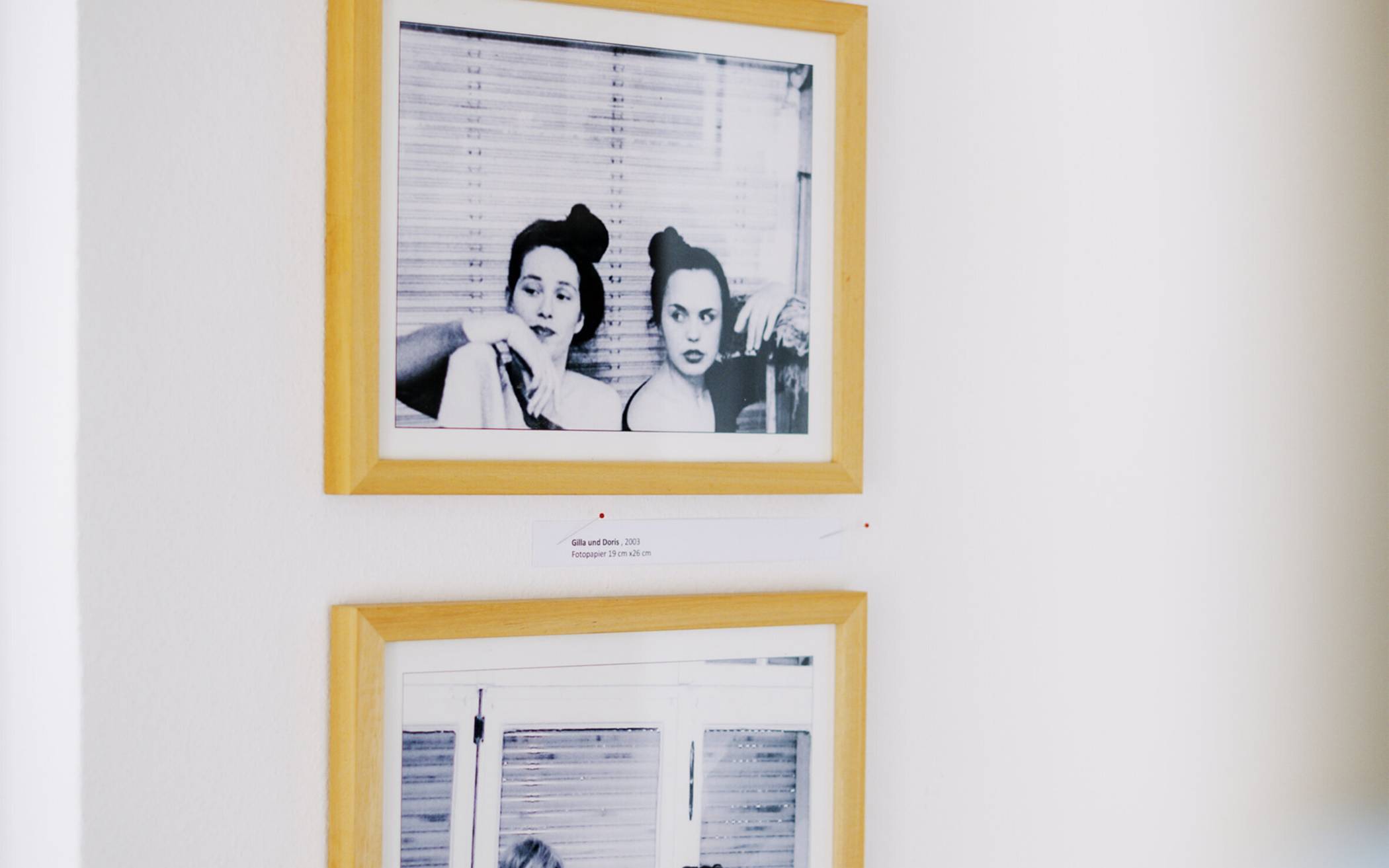 Zwei Freundinnen, verschiedene Jahrzehnte. Die obere Fotografie von Doris und Gilla ist 1976 bei einem Urlaub in Malmedy entstanden. Die untere im Jahr 2003.