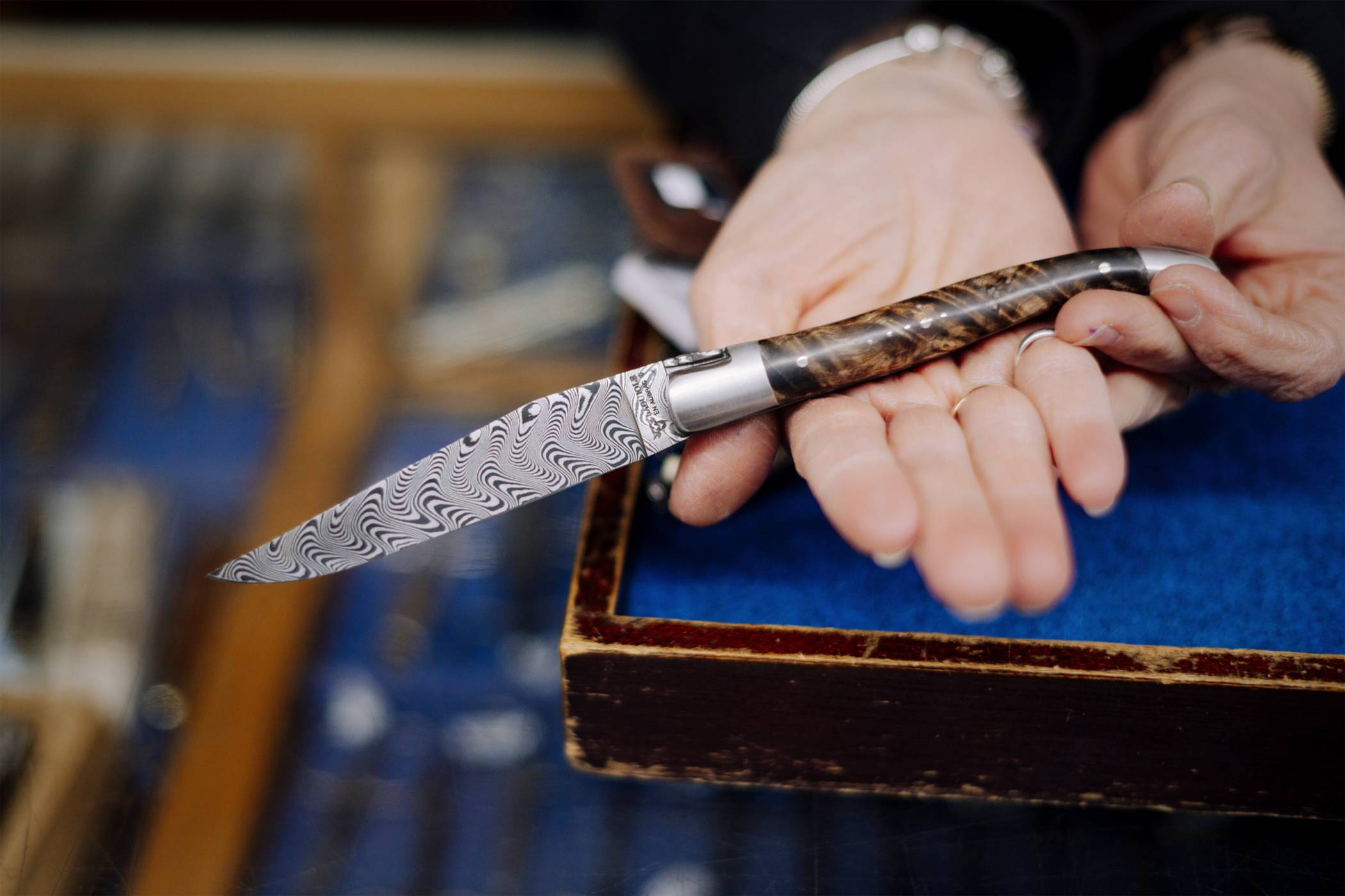  Das Unternehmen Cuno Pursch ist eine Messerschneiderei. Noch heute ist das Fachgeschäft auf wertige Klingen spezialisiert. 