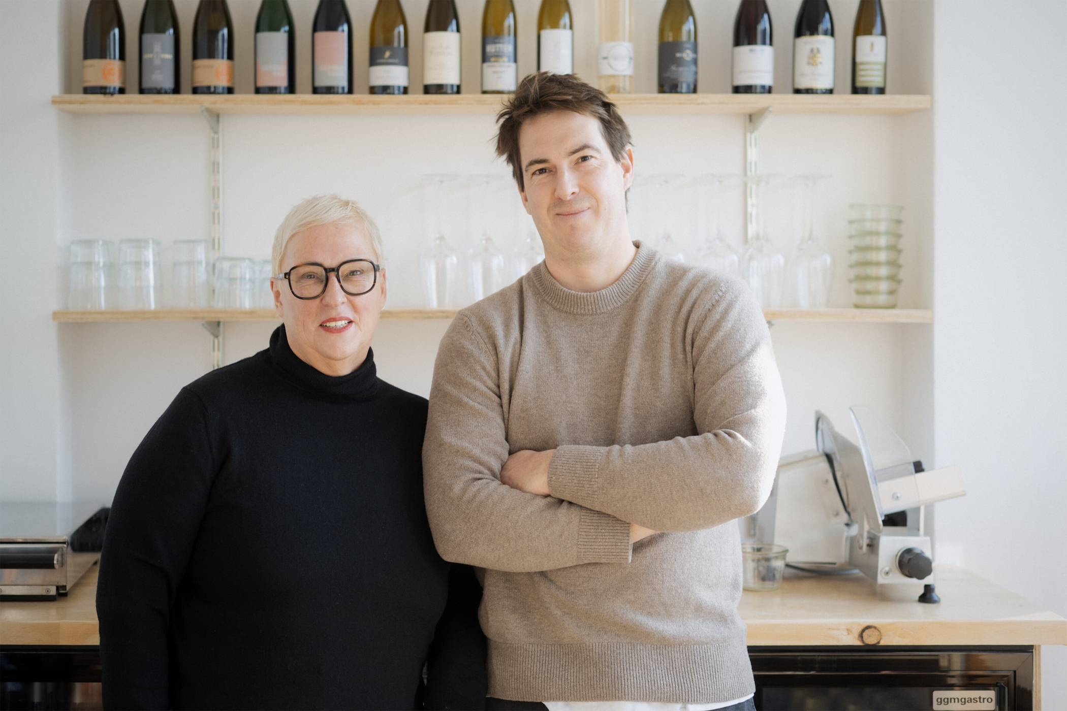 Malte Jaegers Eltern helfen tatkräftig mit. Hier im Bild Maltes Mutter Sabine.