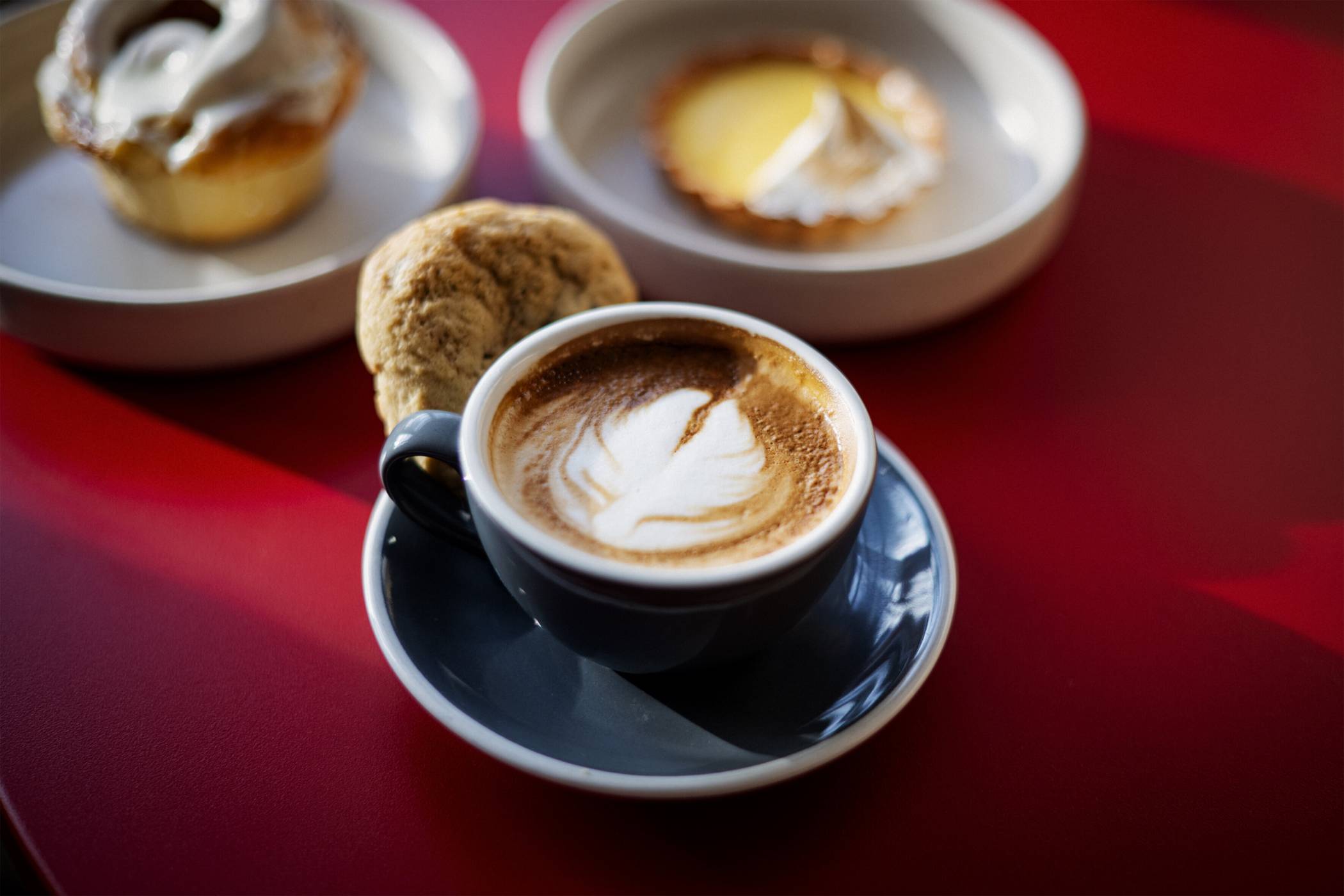 Im corq können handwerklich hergestellter Kaffee und feines Gebäck genossen werden.
