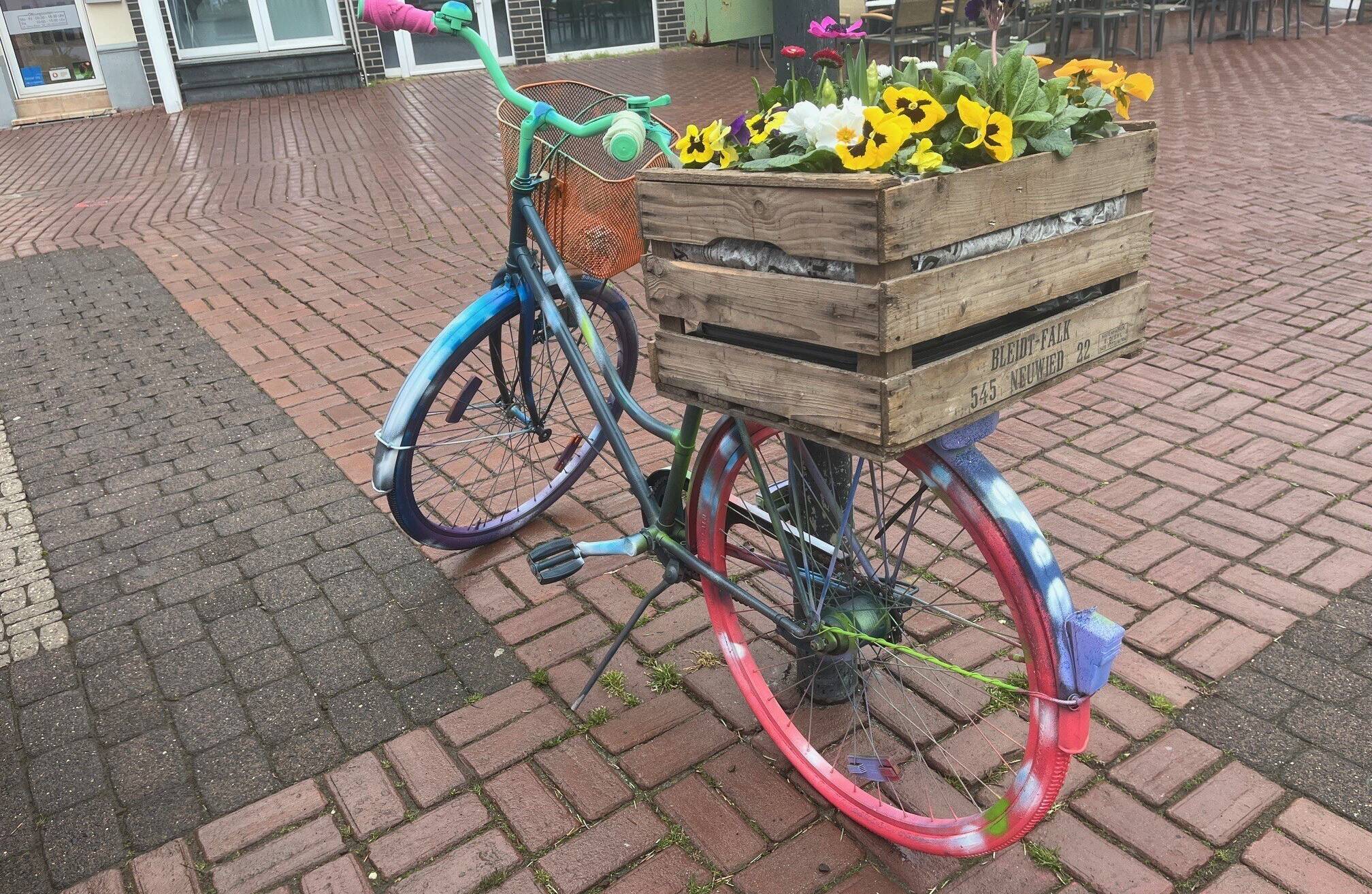 Dekorative Fahrräder schmücken die Innenstadt.
⇥Foto: