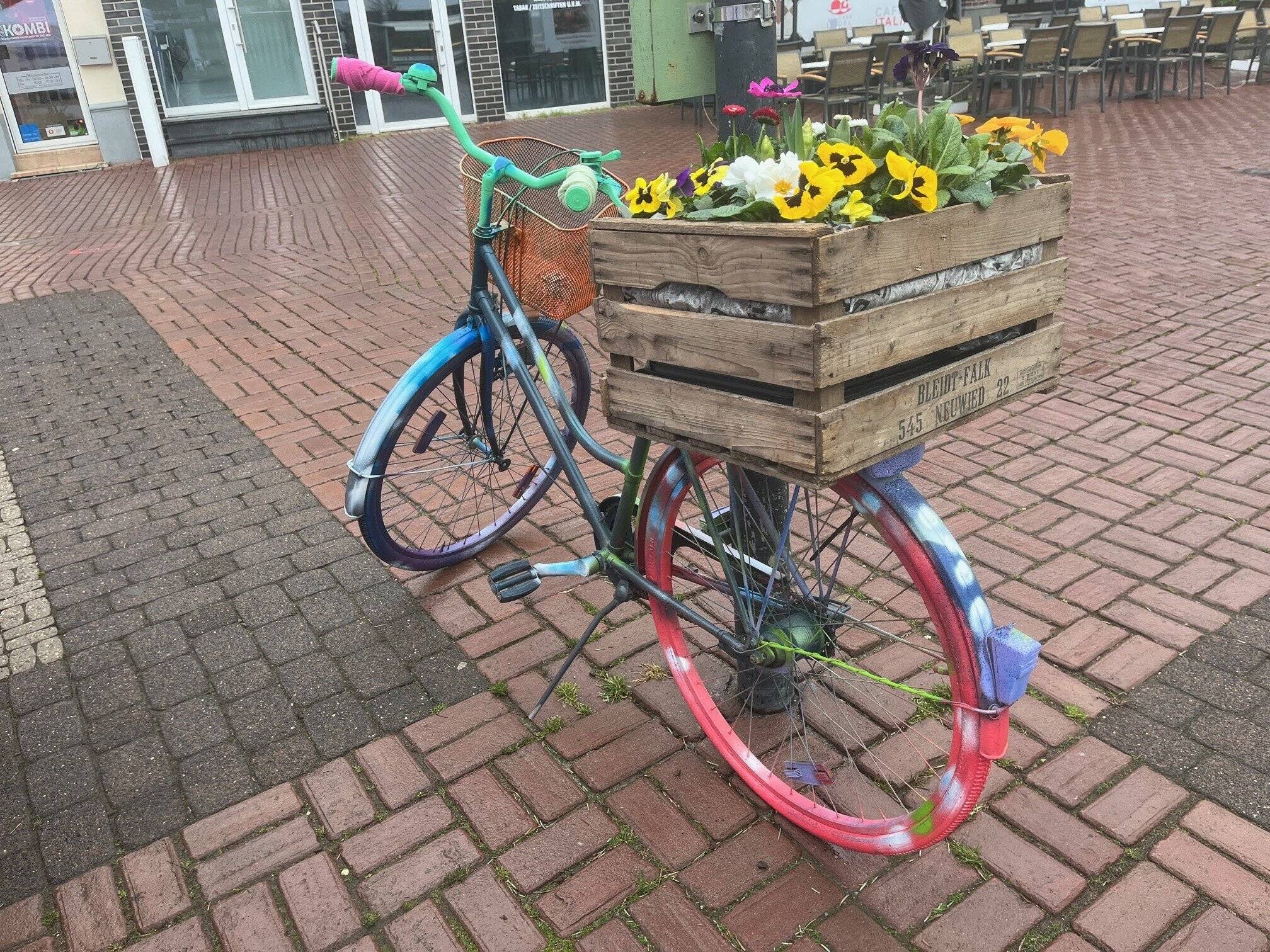 Dekorative Fahrräder schmücken die Innenstadt.   